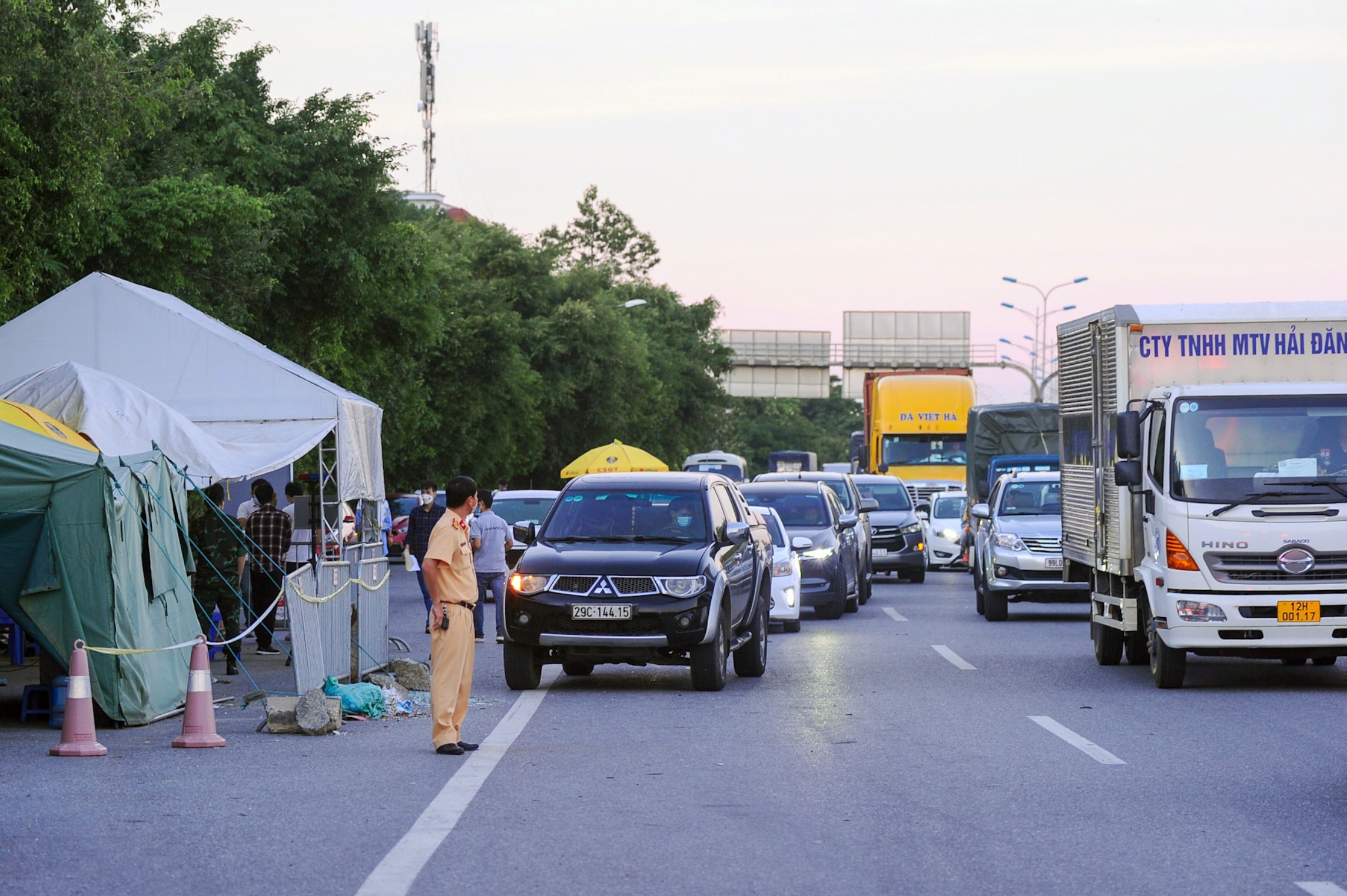 kiem soat chat o cua ngo vao Ha Noi anh 1