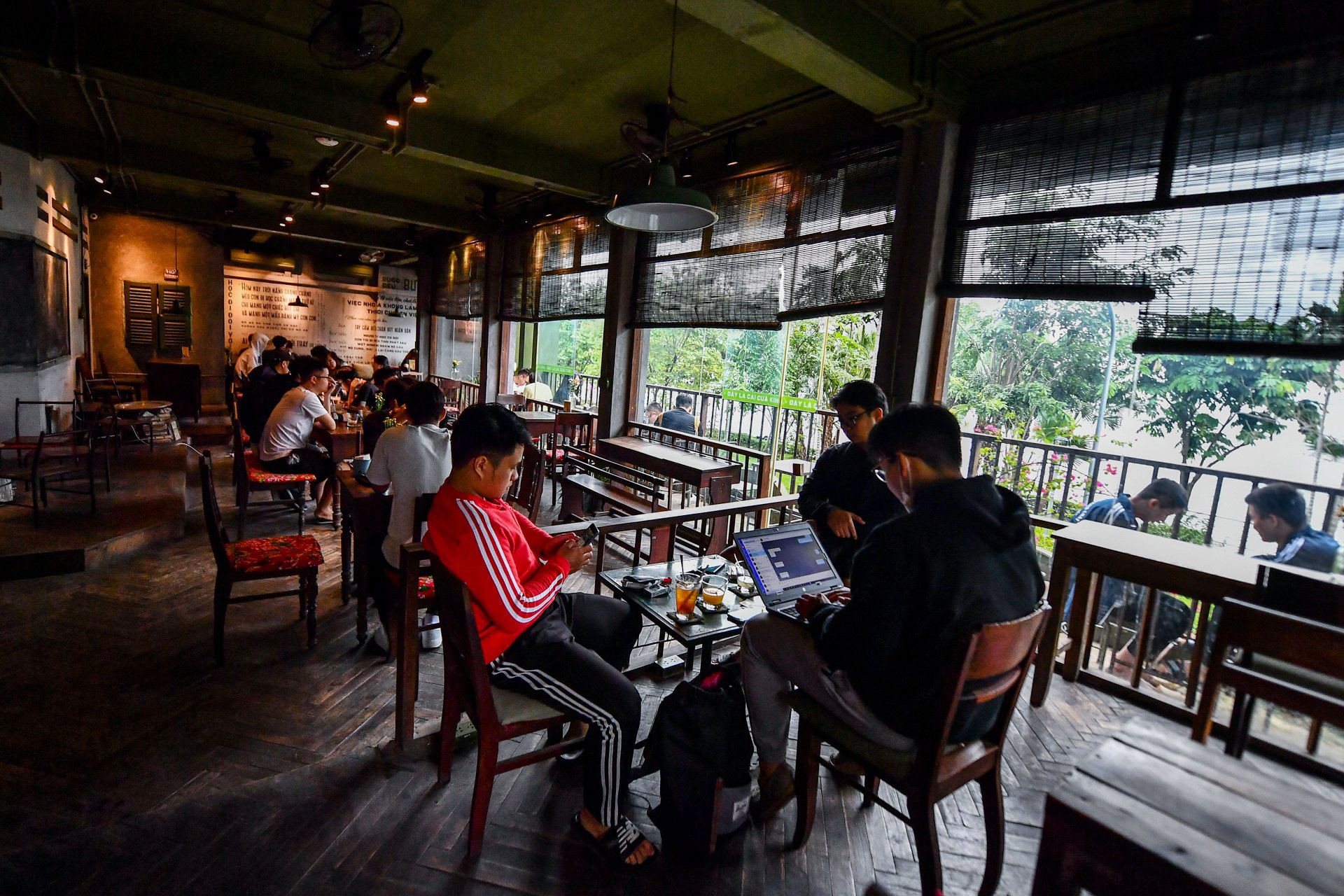 hang quan tiep khach ngay dau anh 4