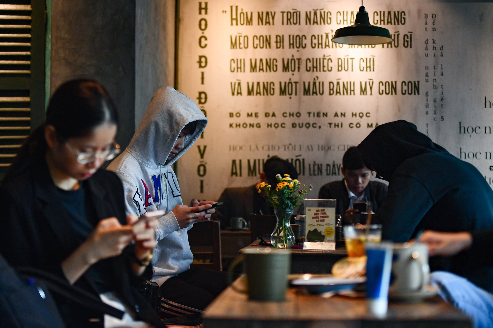 hang quan tiep khach ngay dau anh 5