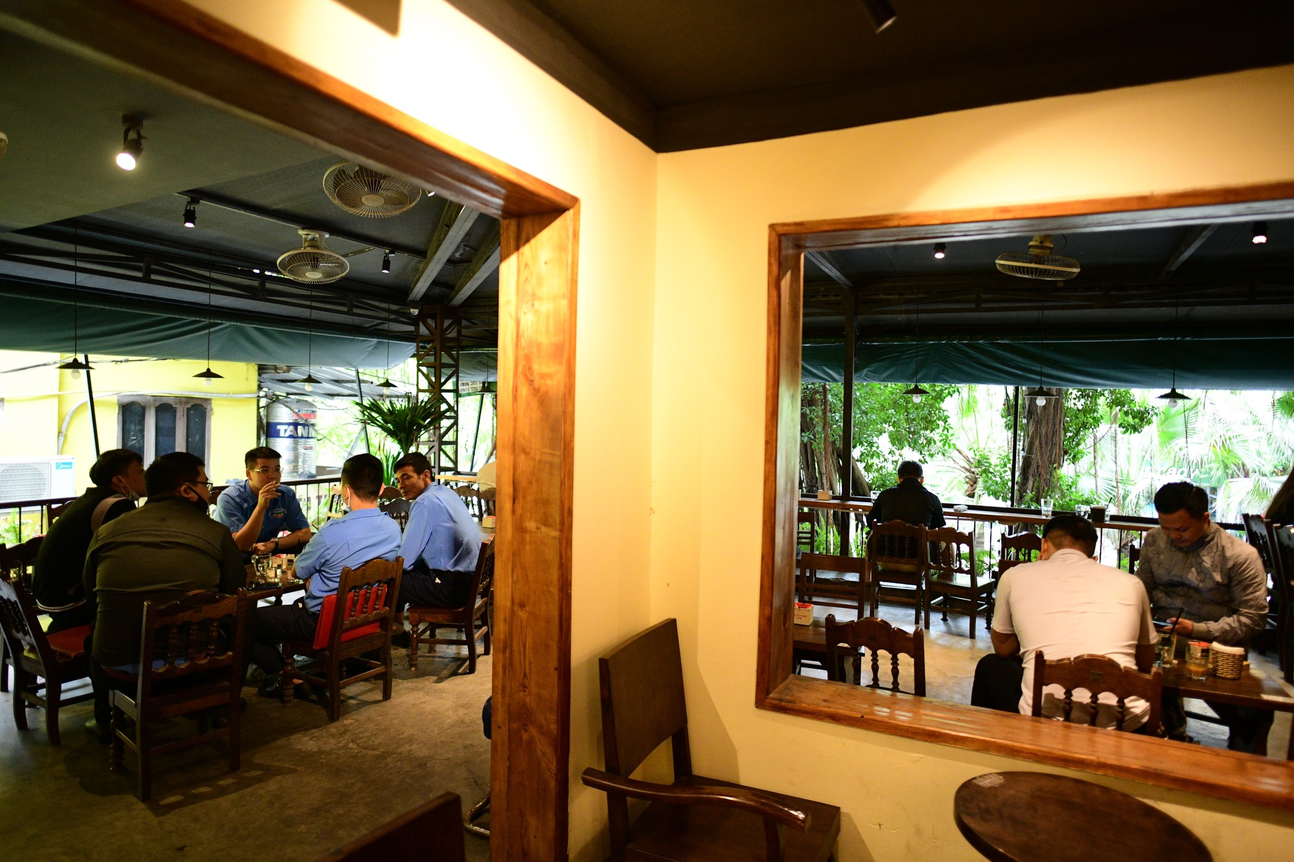 hang quan tiep khach ngay dau anh 9