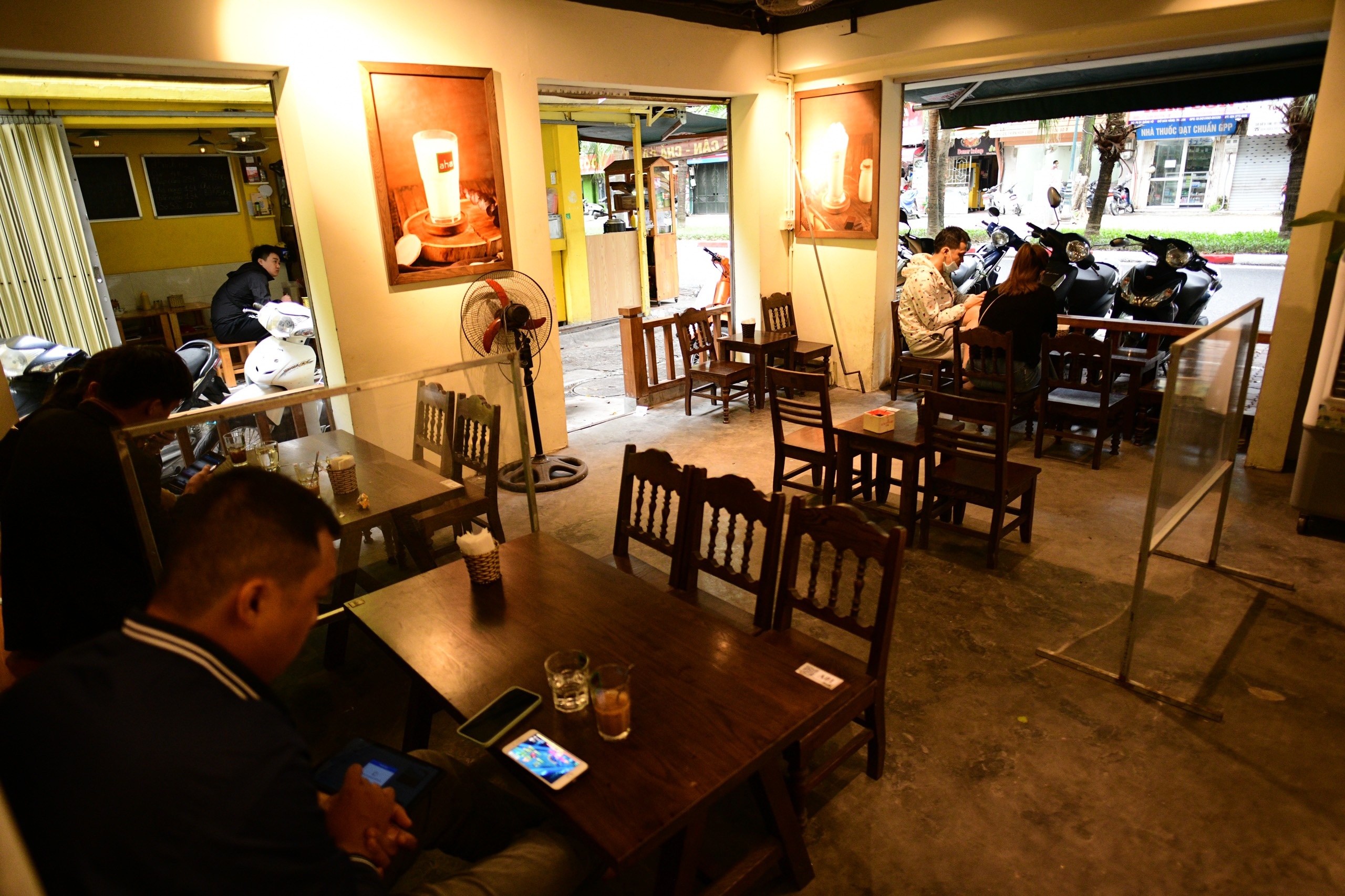 hang quan tiep khach ngay dau anh 11