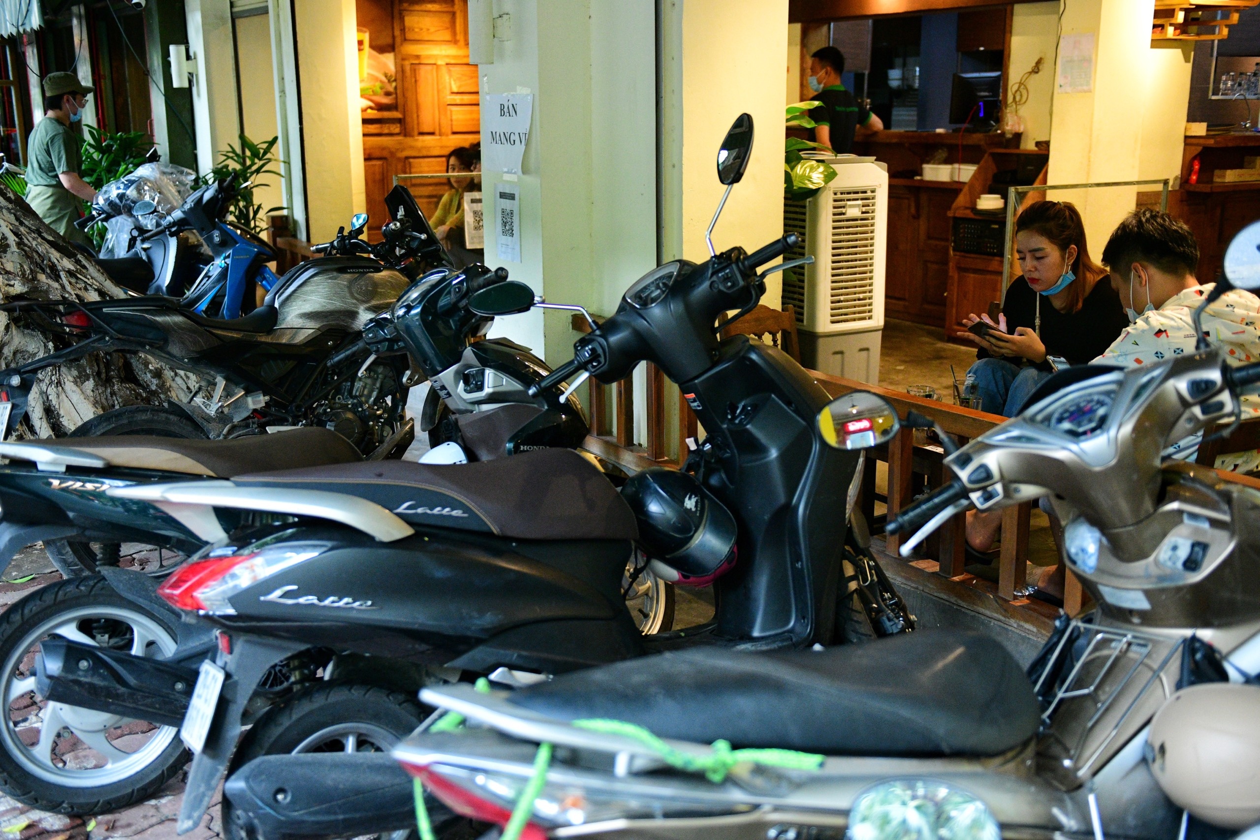 hang quan tiep khach ngay dau anh 10