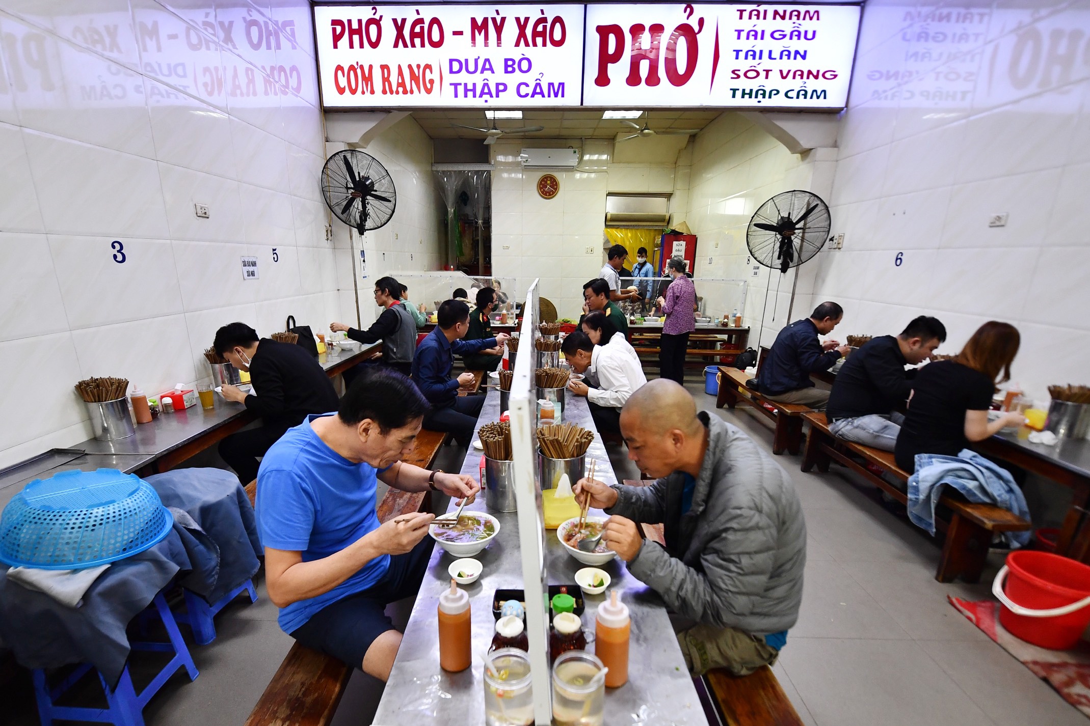 an uong tai cho ngay dau duoc hoat dong anh 1