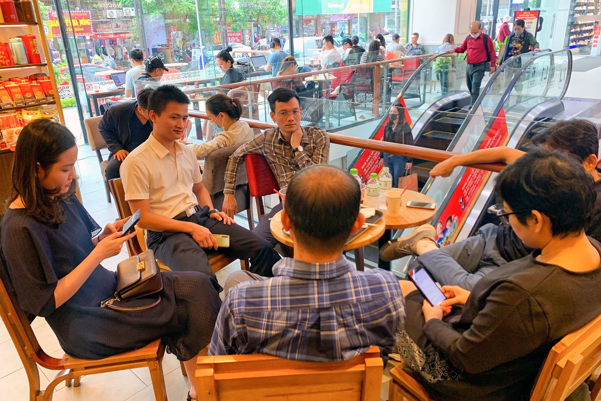 hang quan tiep khach ngay dau anh 2