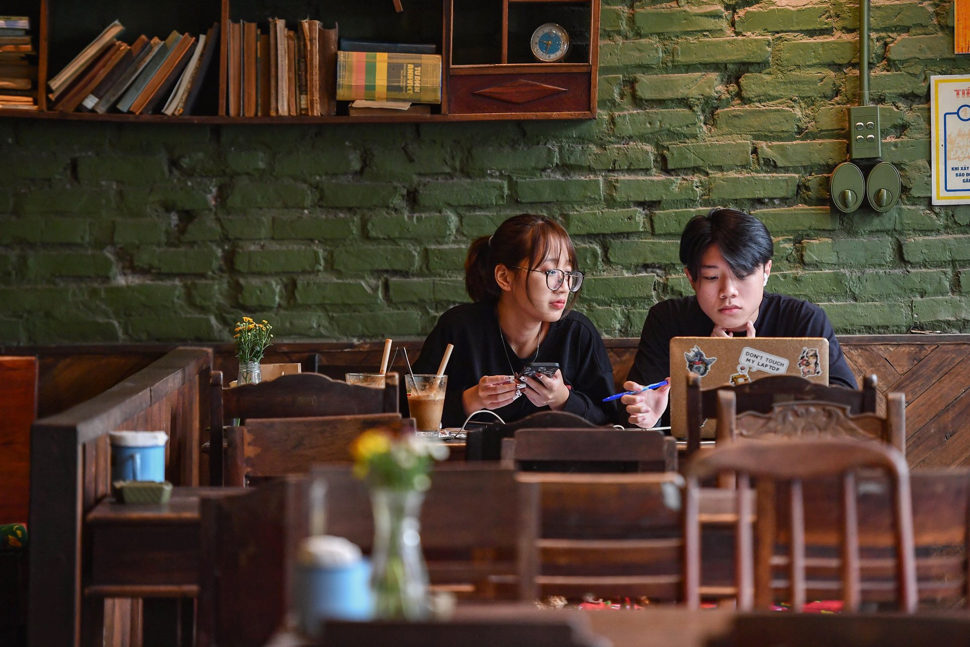 hang quan tiep khach ngay dau anh 7