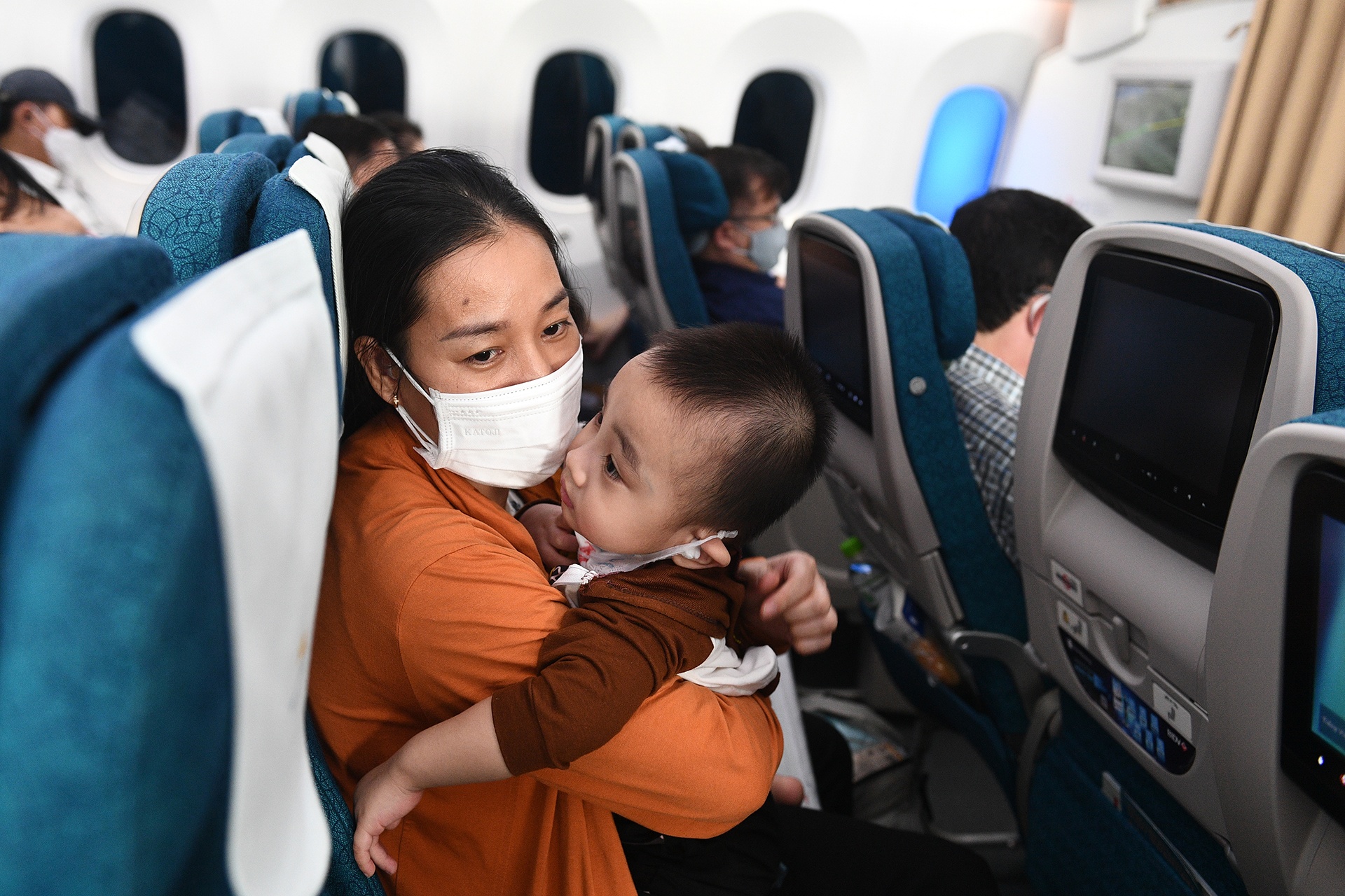 Hanh khach nho tuoi tren chuyen bay tu TP.HCM ve Ha Noi hinh anh