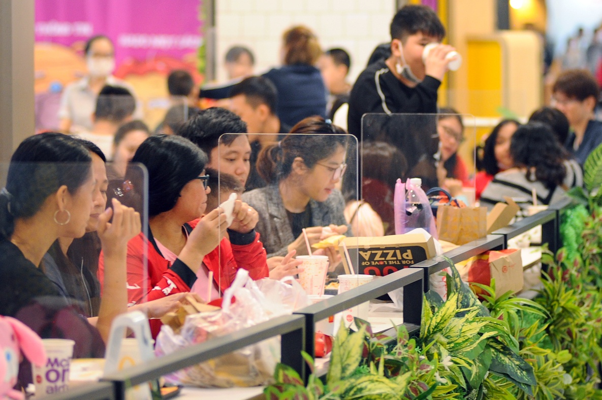 Nguoi Ha Noi do ve trung tam thuong mai an uong ngay cuoi tuan hinh anh