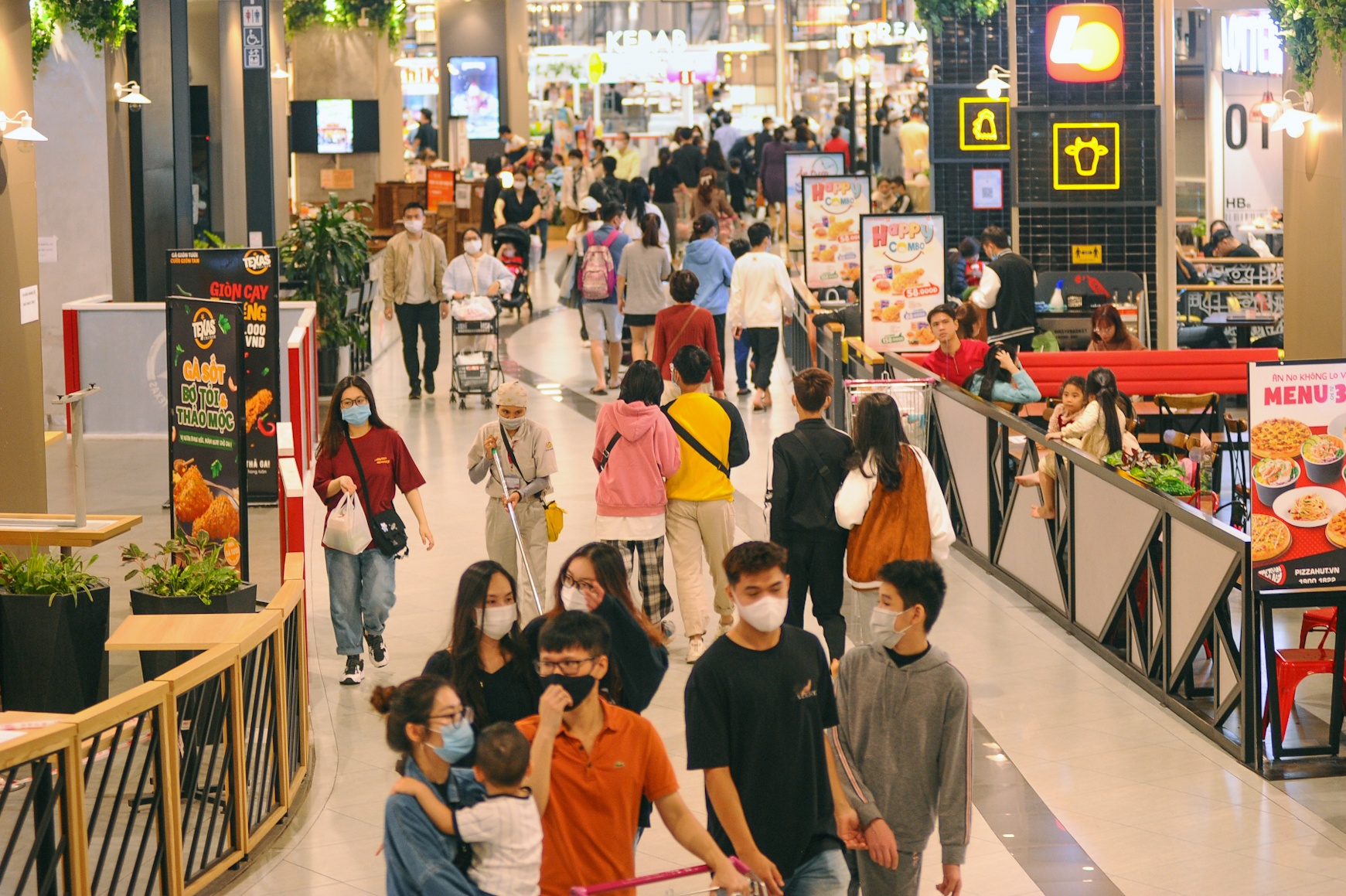 an uong trong trung tam thuong mai ngay cuoi tuan anh 1