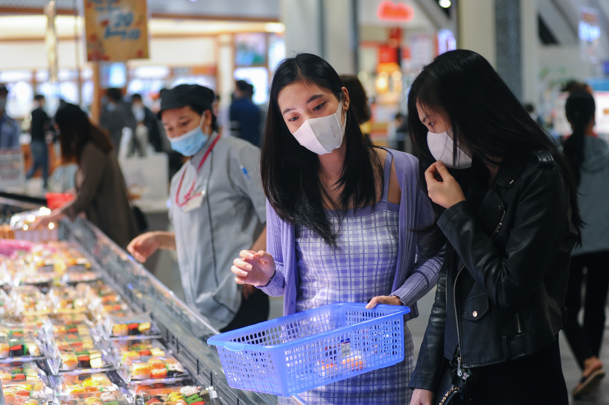 an uong trong trung tam thuong mai ngay cuoi tuan anh 4