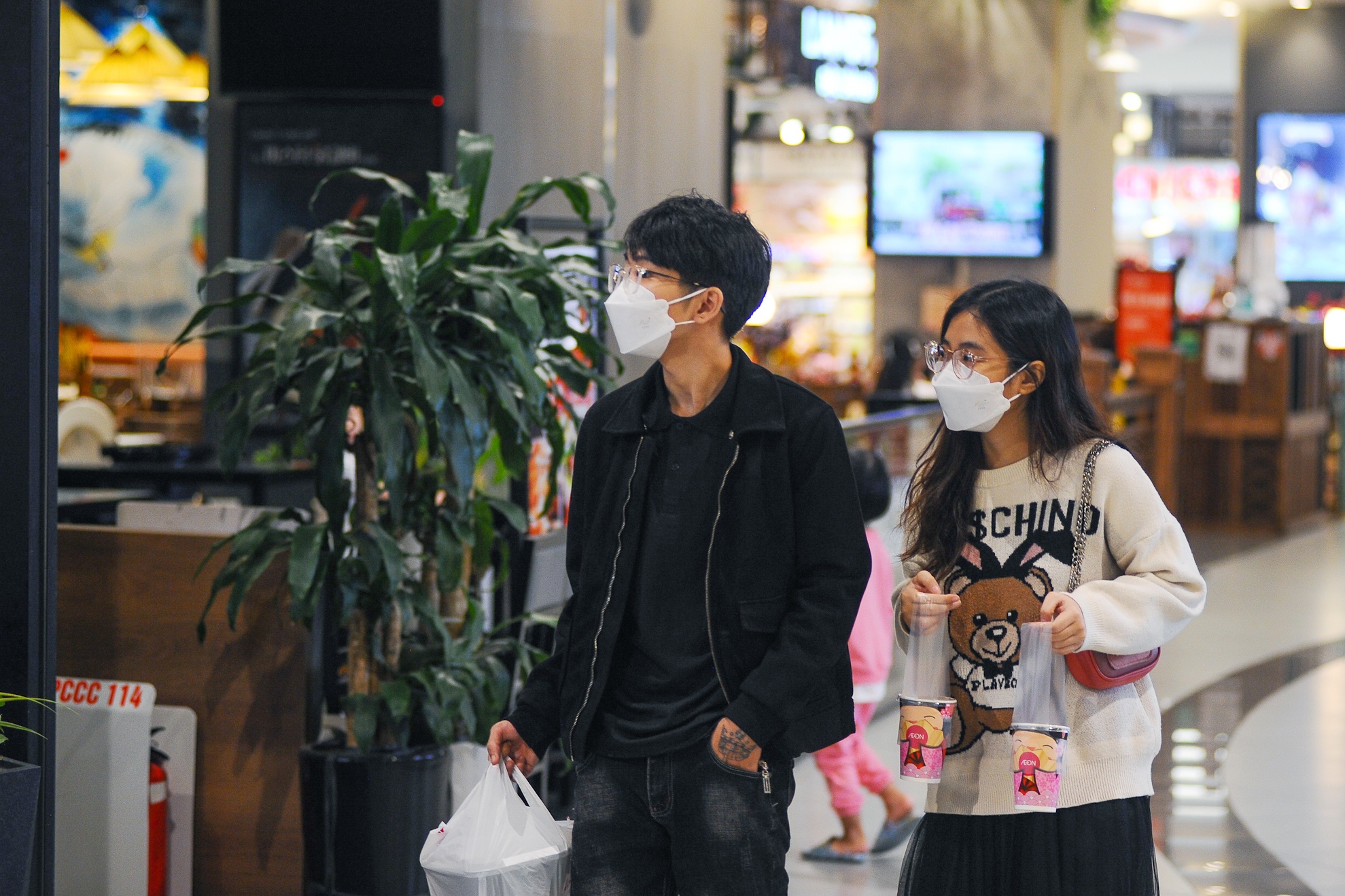 an uong trong trung tam thuong mai ngay cuoi tuan anh 9