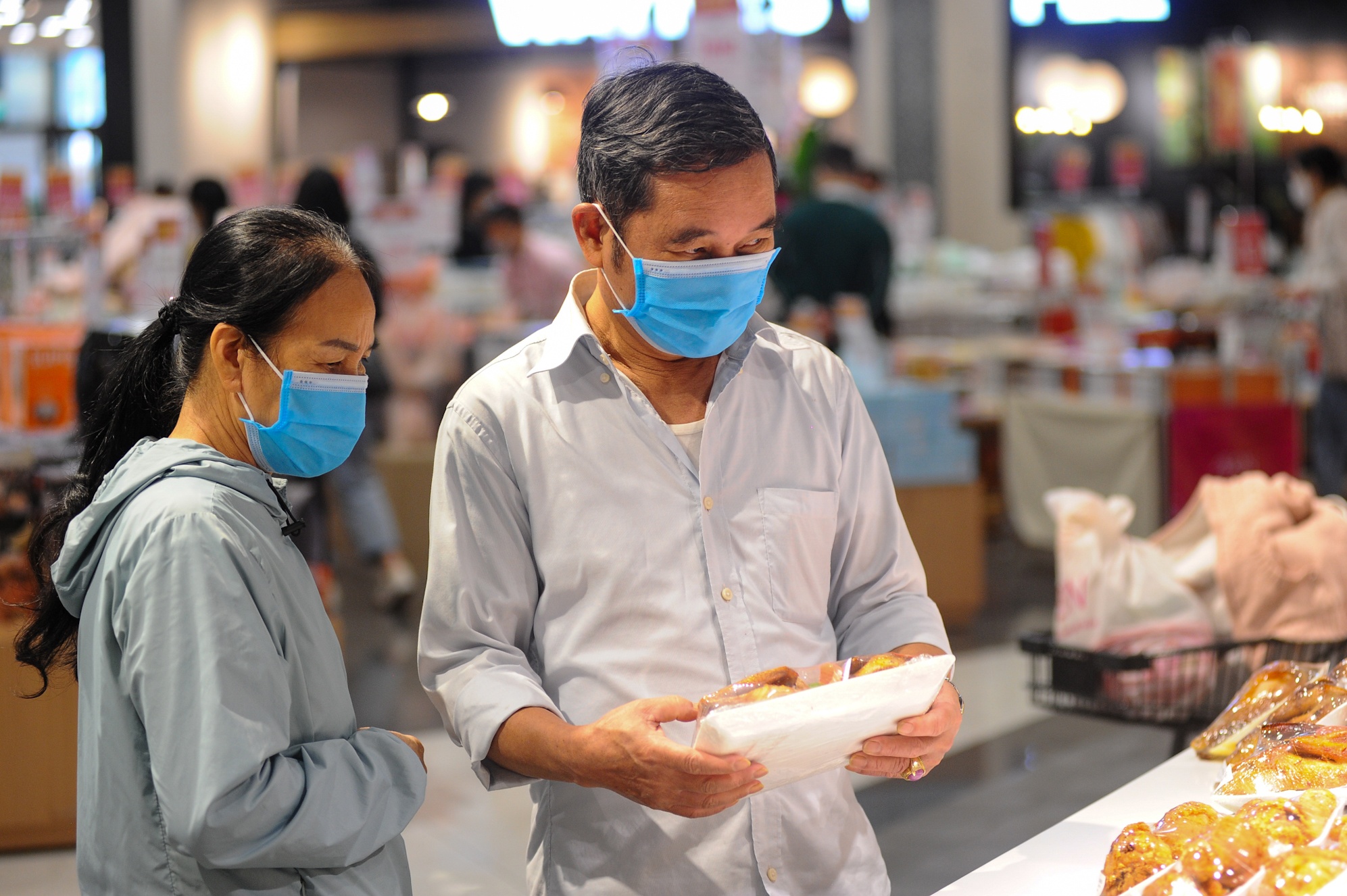 an uong trong trung tam thuong mai ngay cuoi tuan anh 12