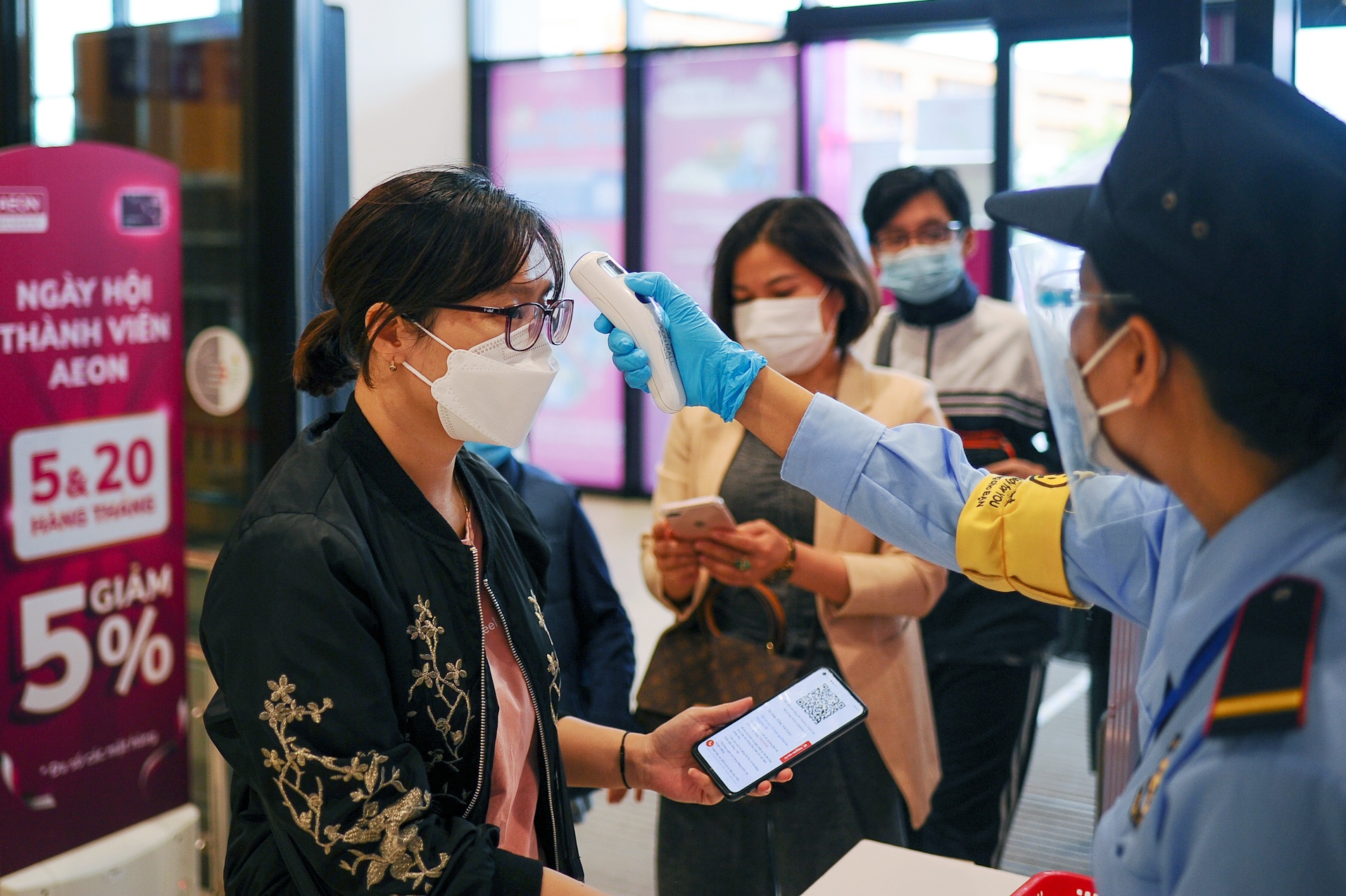 an uong trong trung tam thuong mai ngay cuoi tuan anh 2