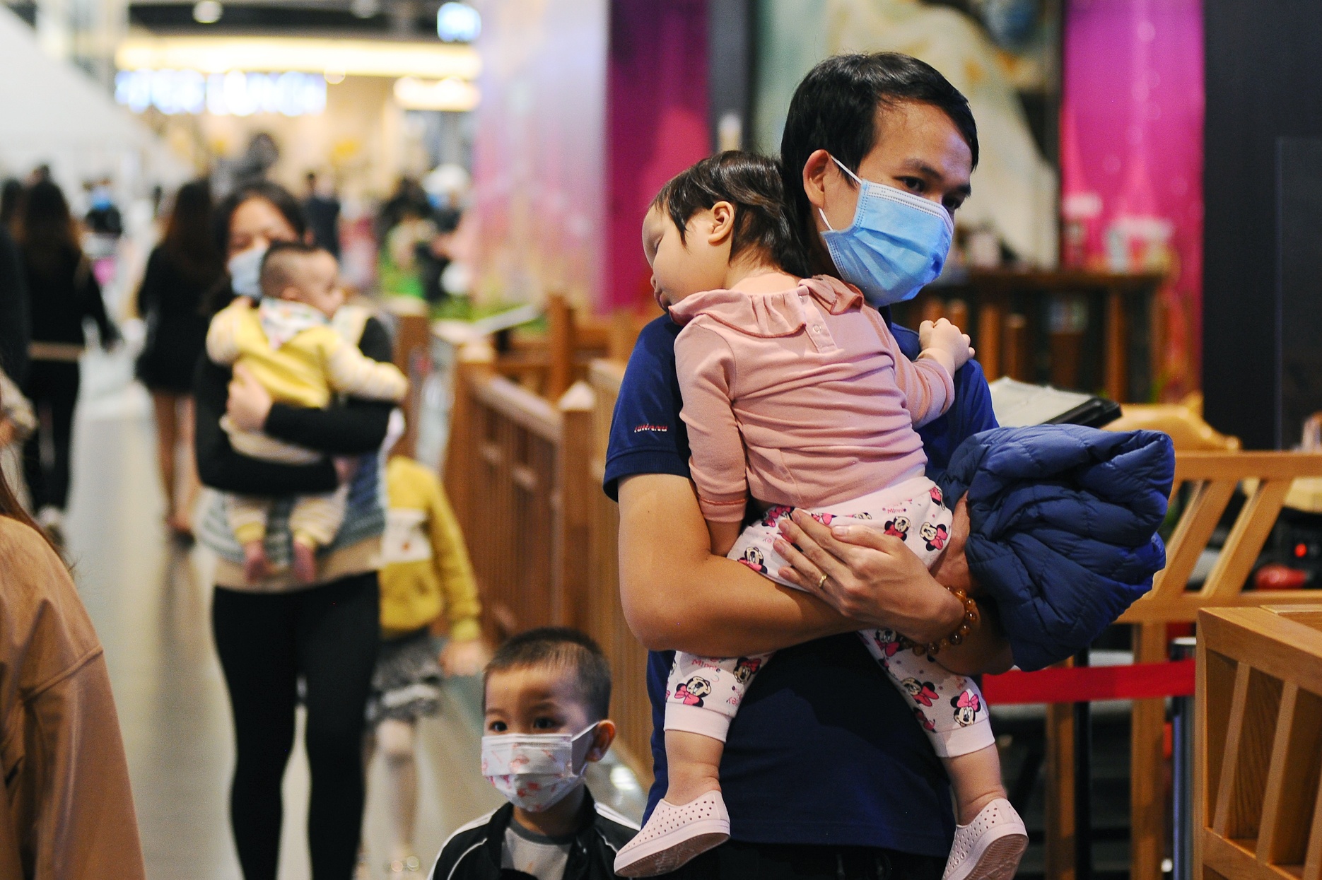 an uong trong trung tam thuong mai ngay cuoi tuan anh 14