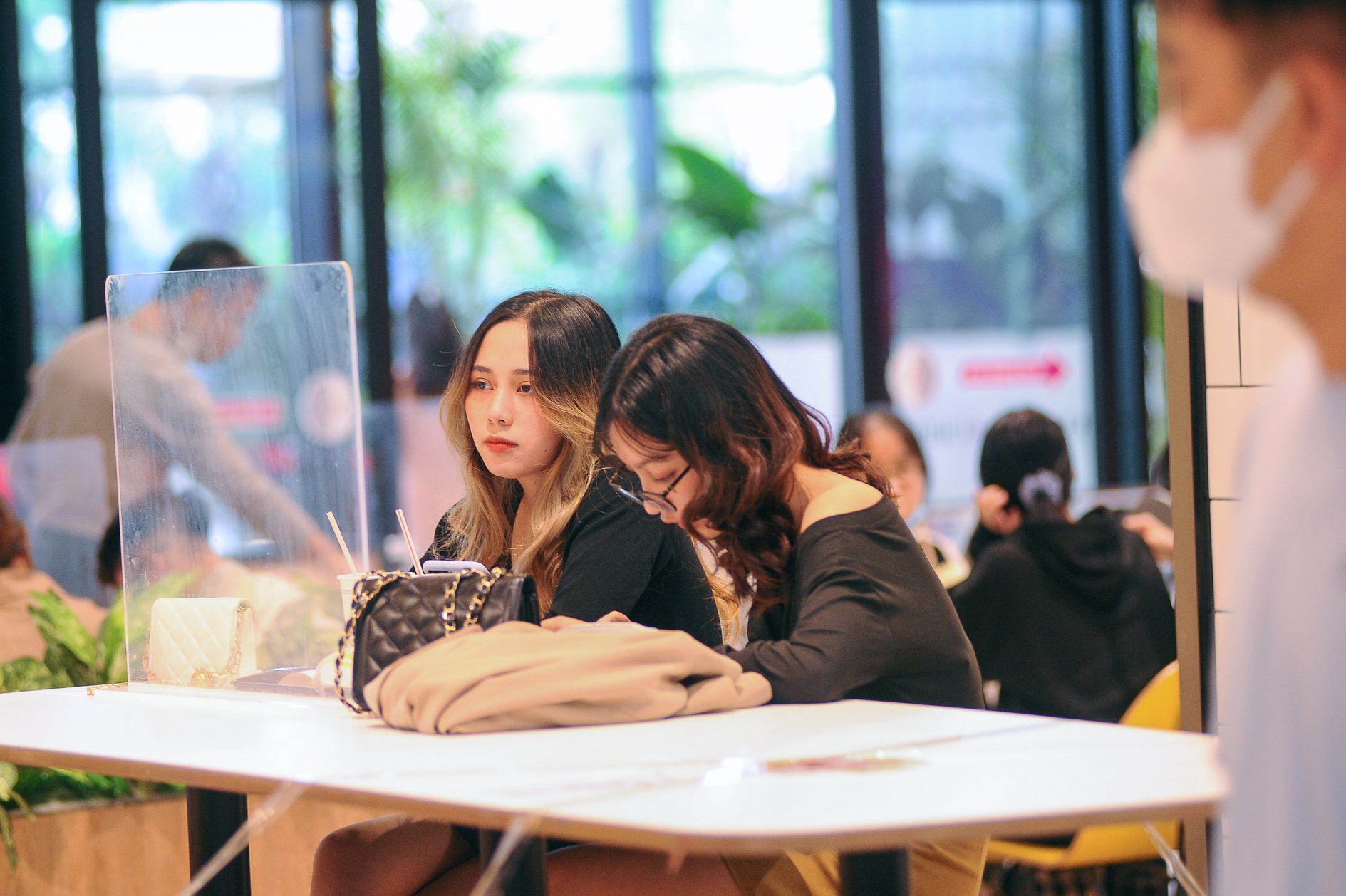 an uong trong trung tam thuong mai ngay cuoi tuan anh 13