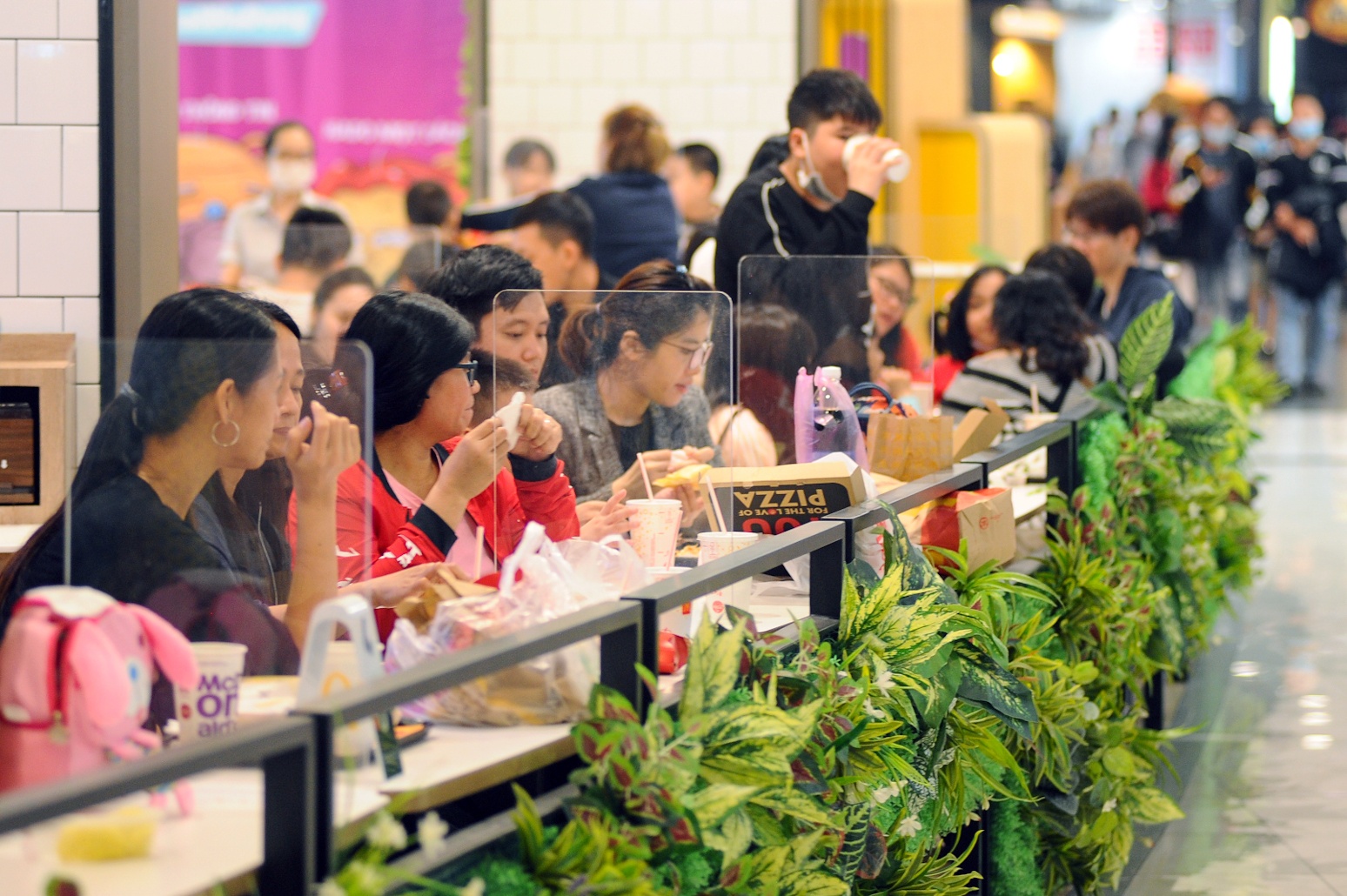 an uong trong trung tam thuong mai ngay cuoi tuan anh 5