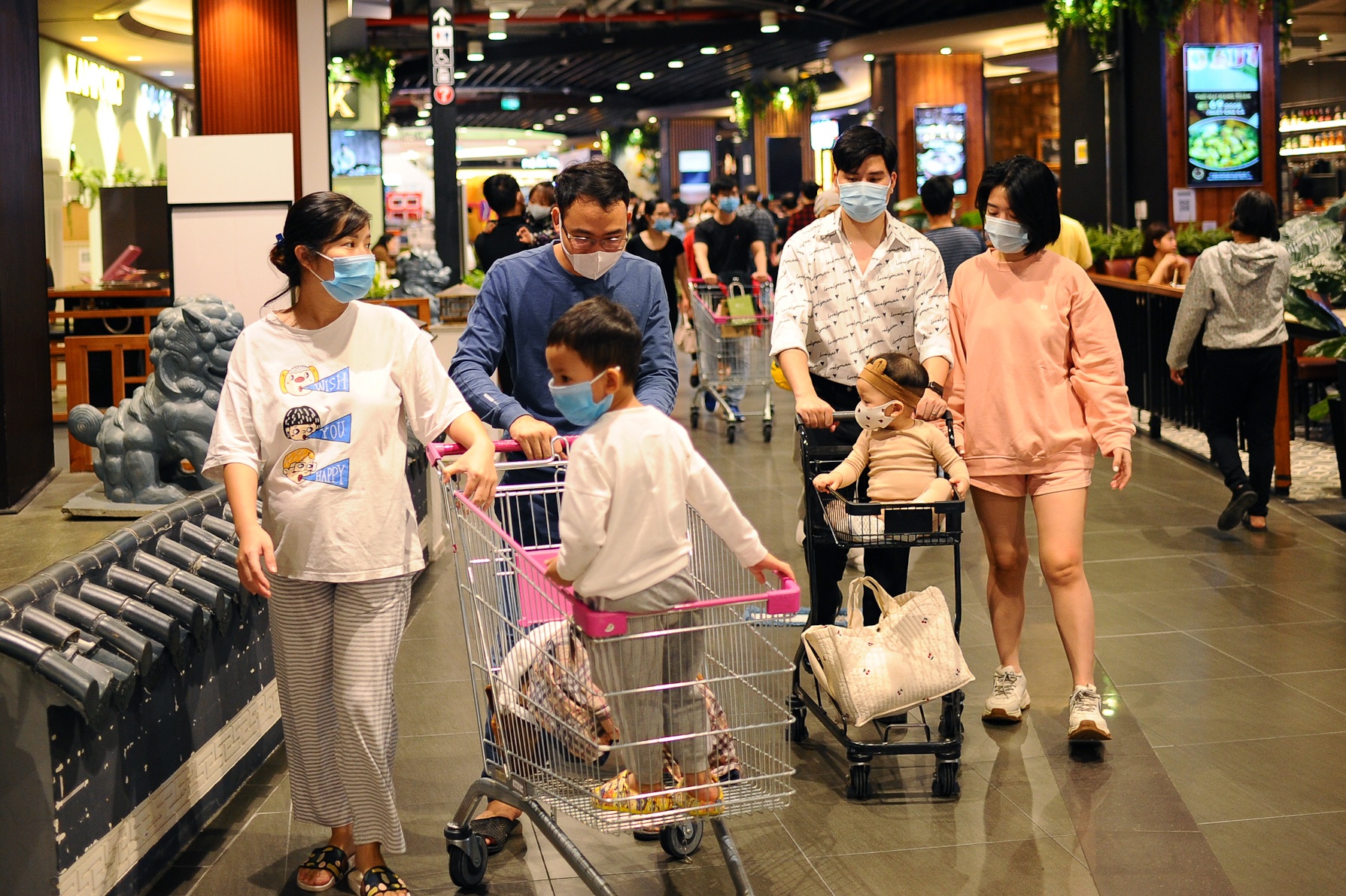 an uong trong trung tam thuong mai ngay cuoi tuan anh 3