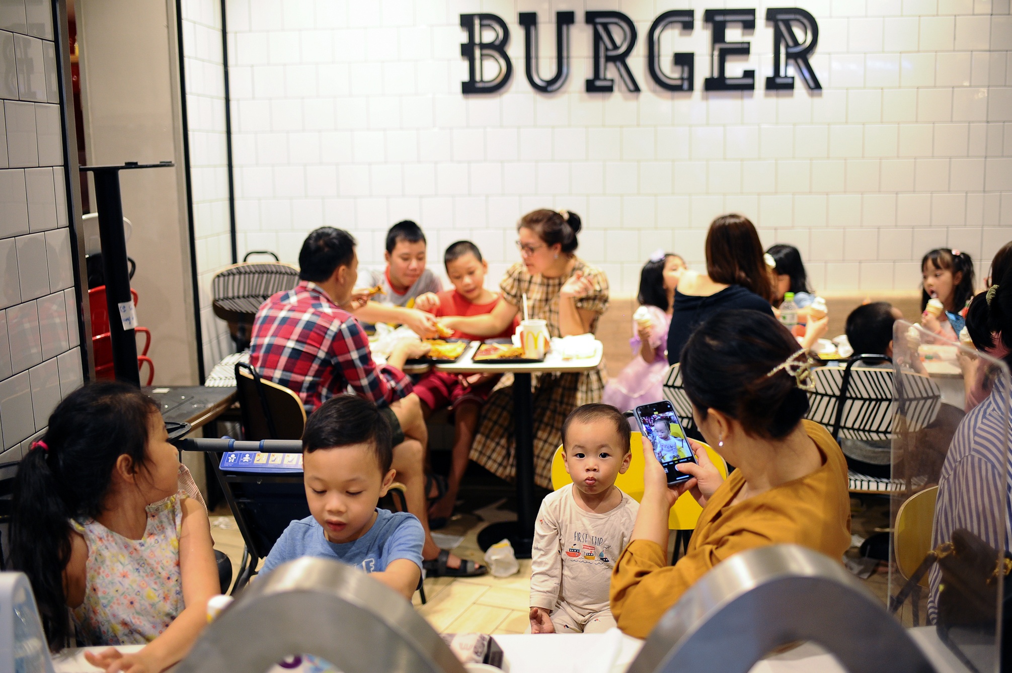 an uong trong trung tam thuong mai ngay cuoi tuan anh 6