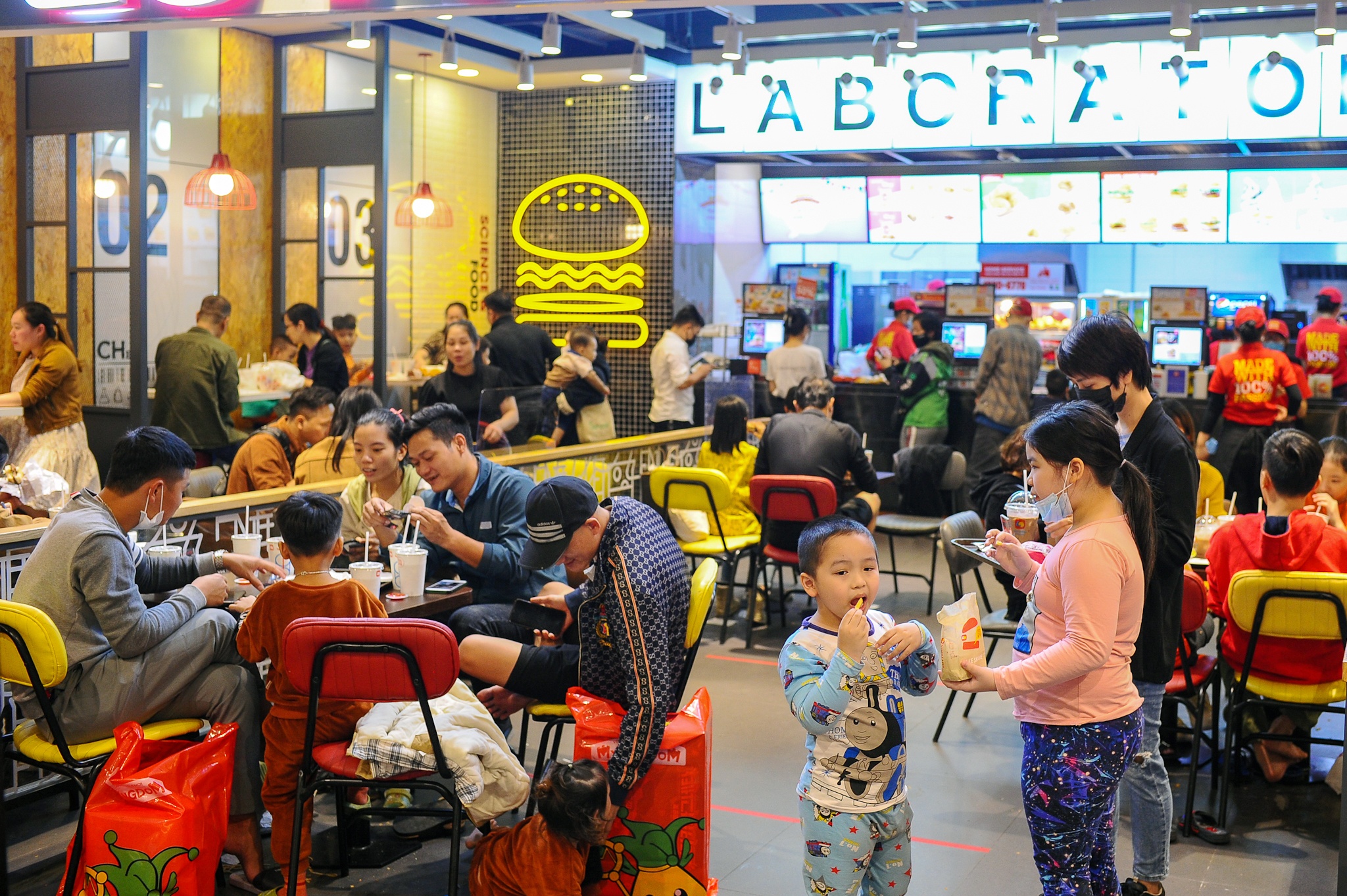 an uong trong trung tam thuong mai ngay cuoi tuan anh 7