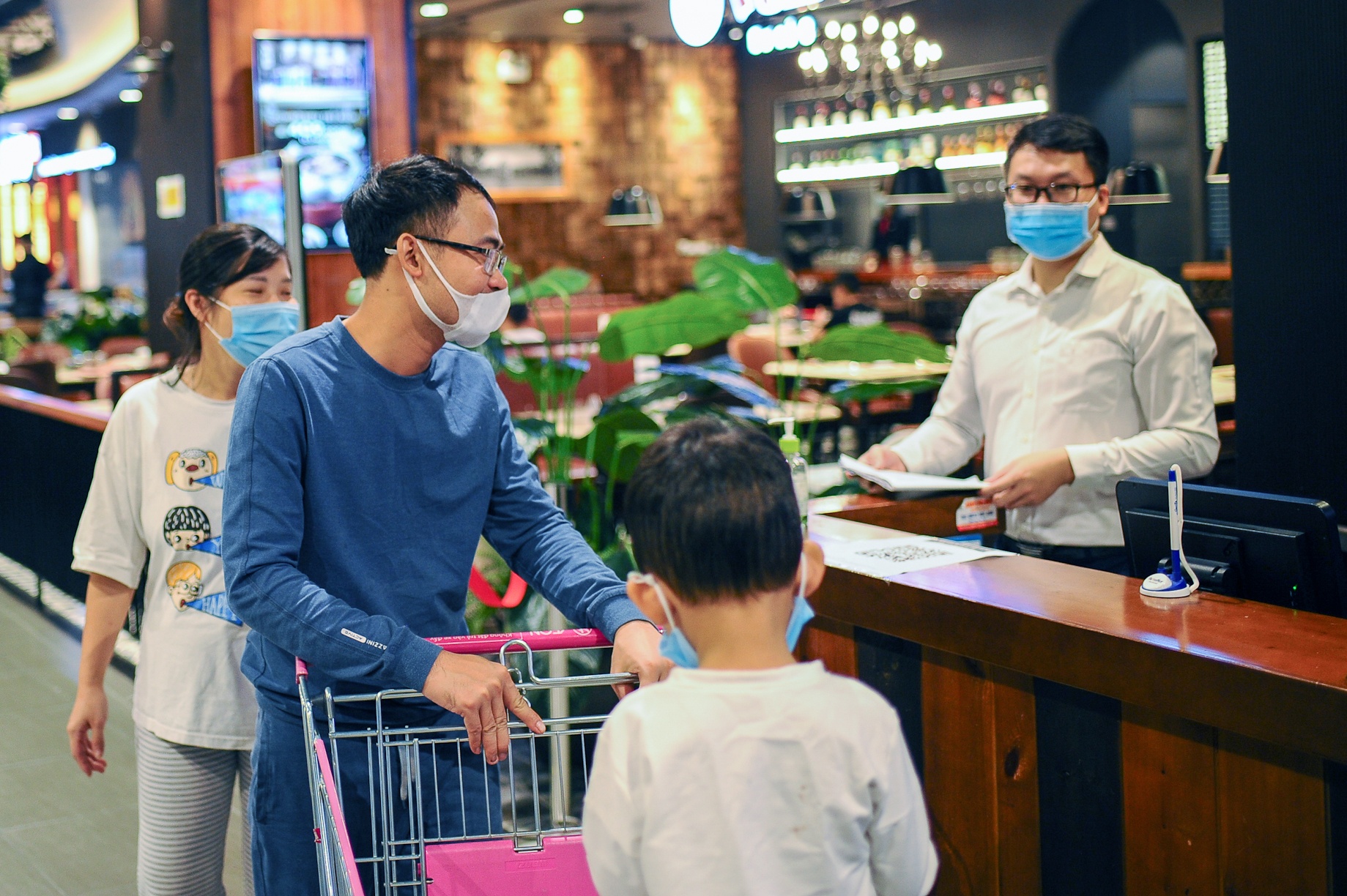 an uong trong trung tam thuong mai ngay cuoi tuan anh 8