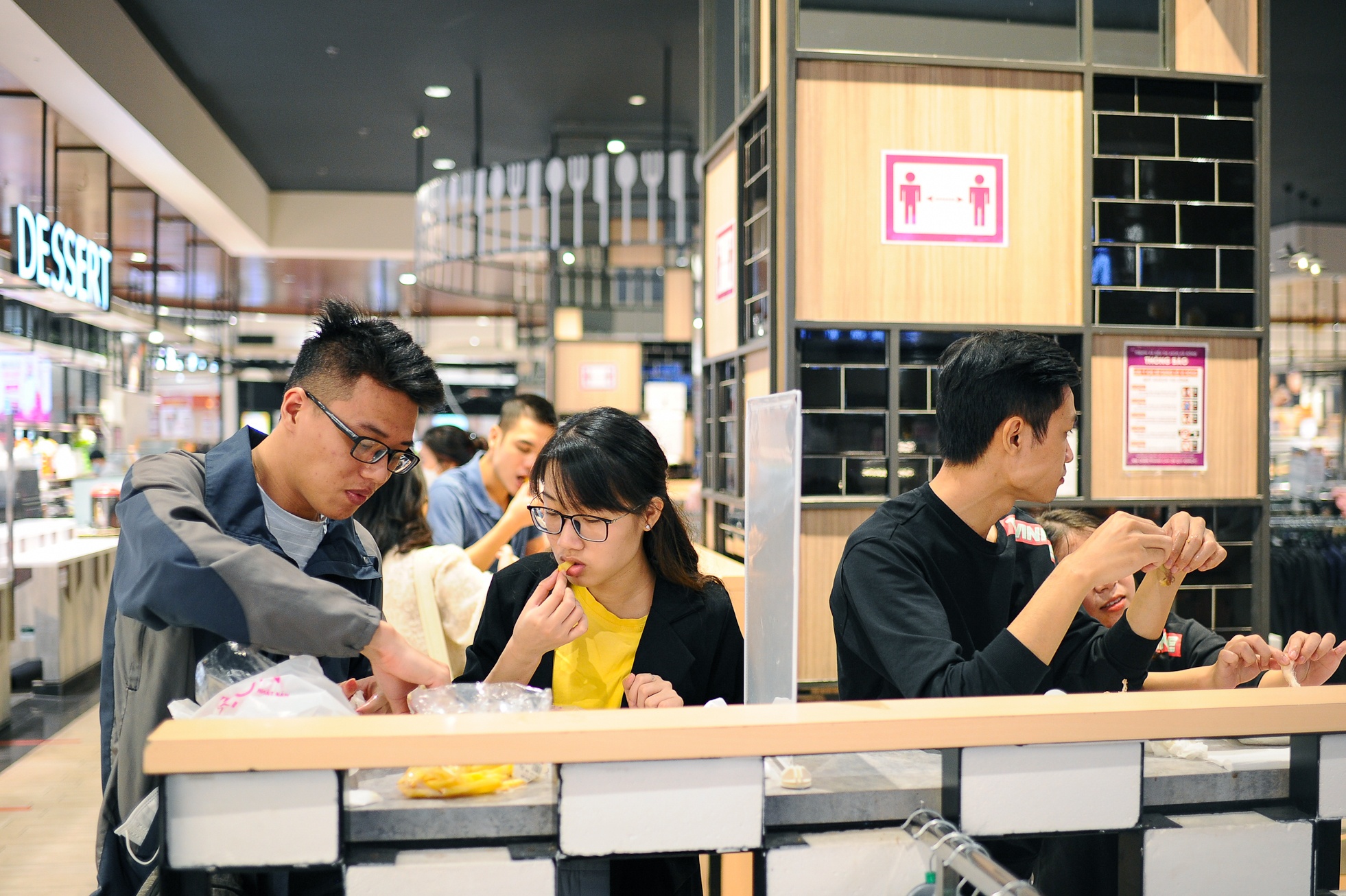 an uong trong trung tam thuong mai ngay cuoi tuan anh 10