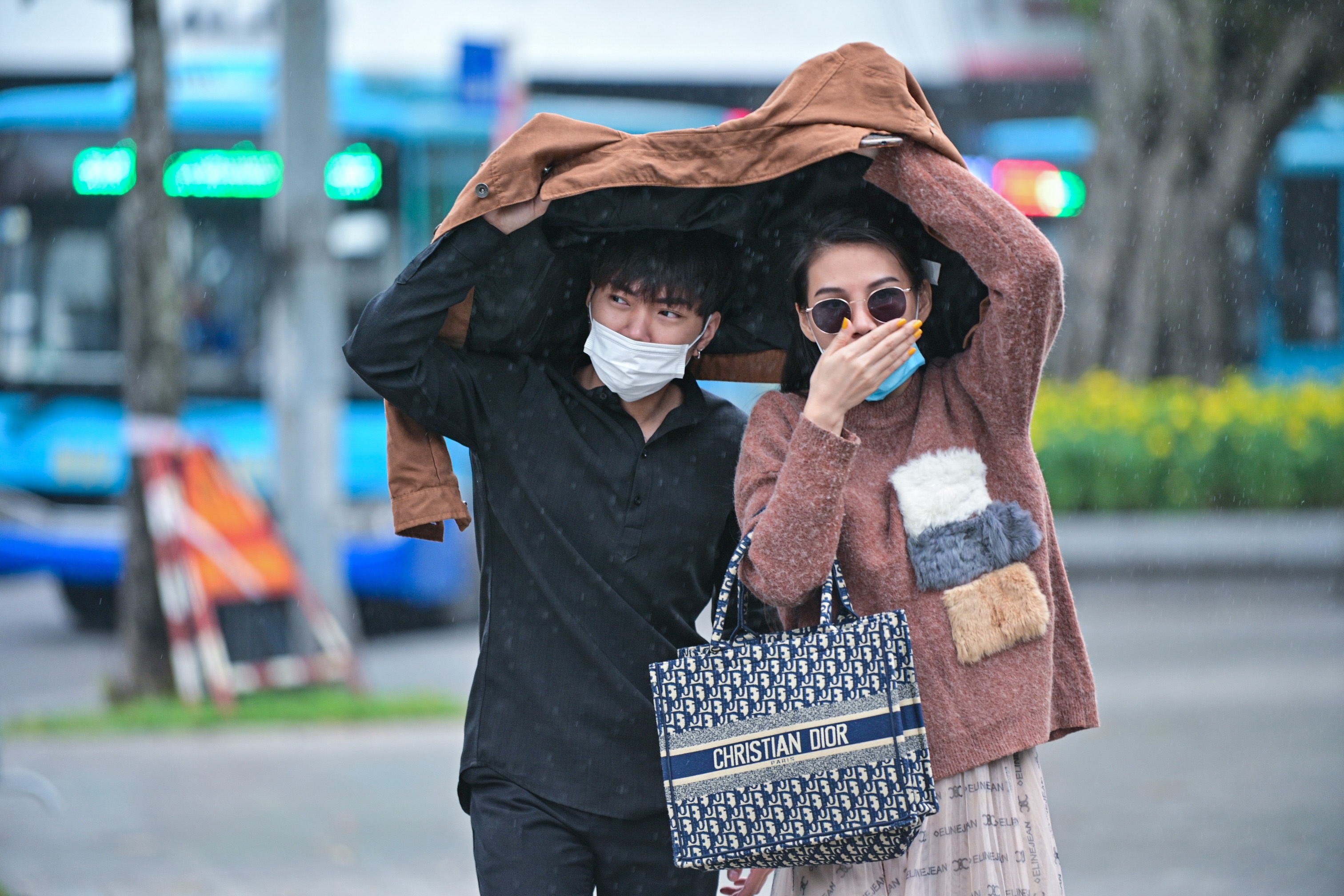 Pho di bo dung hoat dong, nguoi Ha Noi van den dao choi cuoi tuan hinh anh