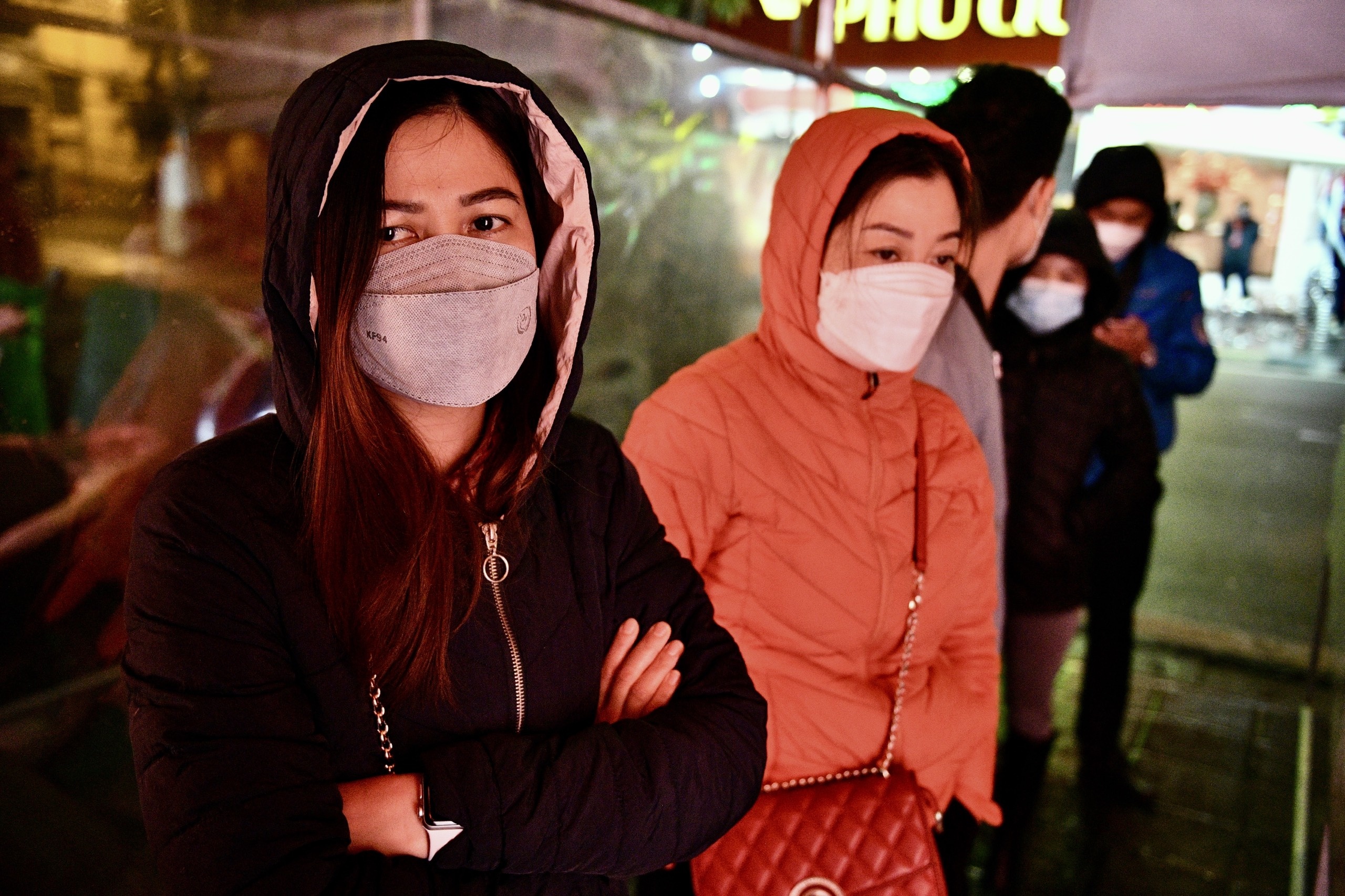 Di tu 3h15 de la nguoi dau tien mua vang ngay Than Tai hinh anh