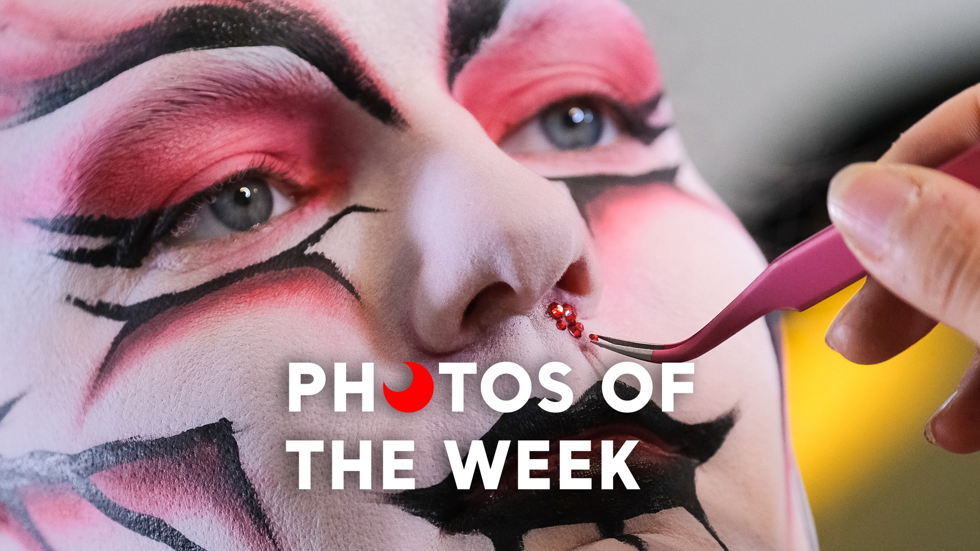 Tho trang diem guong mat kinh di, nguoi dan hao huc di tau tren cao hinh anh