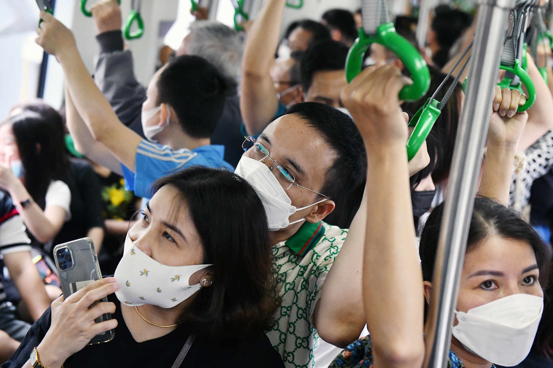 Dong nguoi chen chuc o tau tren cao Cat Linh - Ha Dong hinh anh