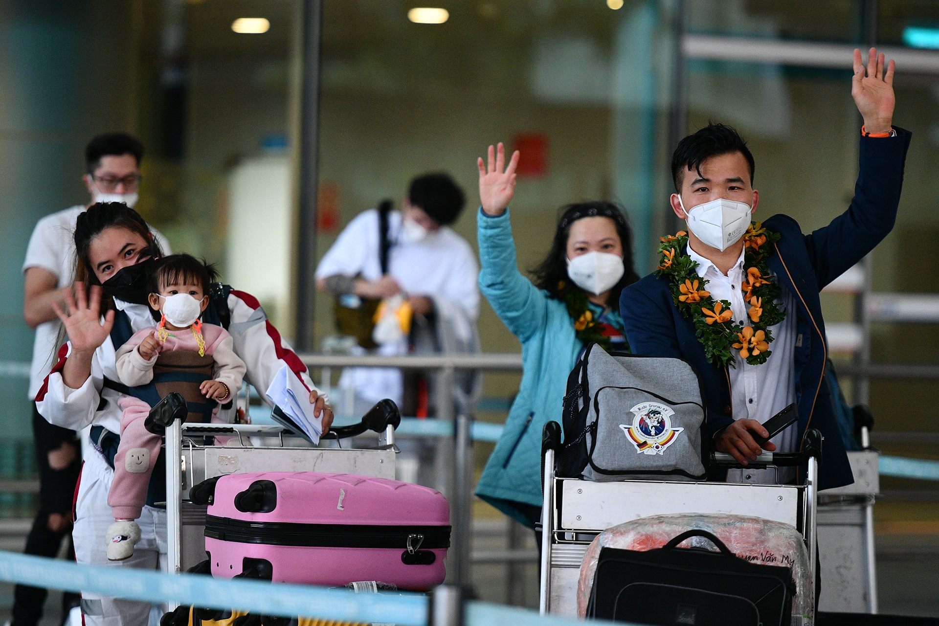 Nhung vi khach nuoc ngoai dau tien den Viet Nam sau gian cach hinh anh