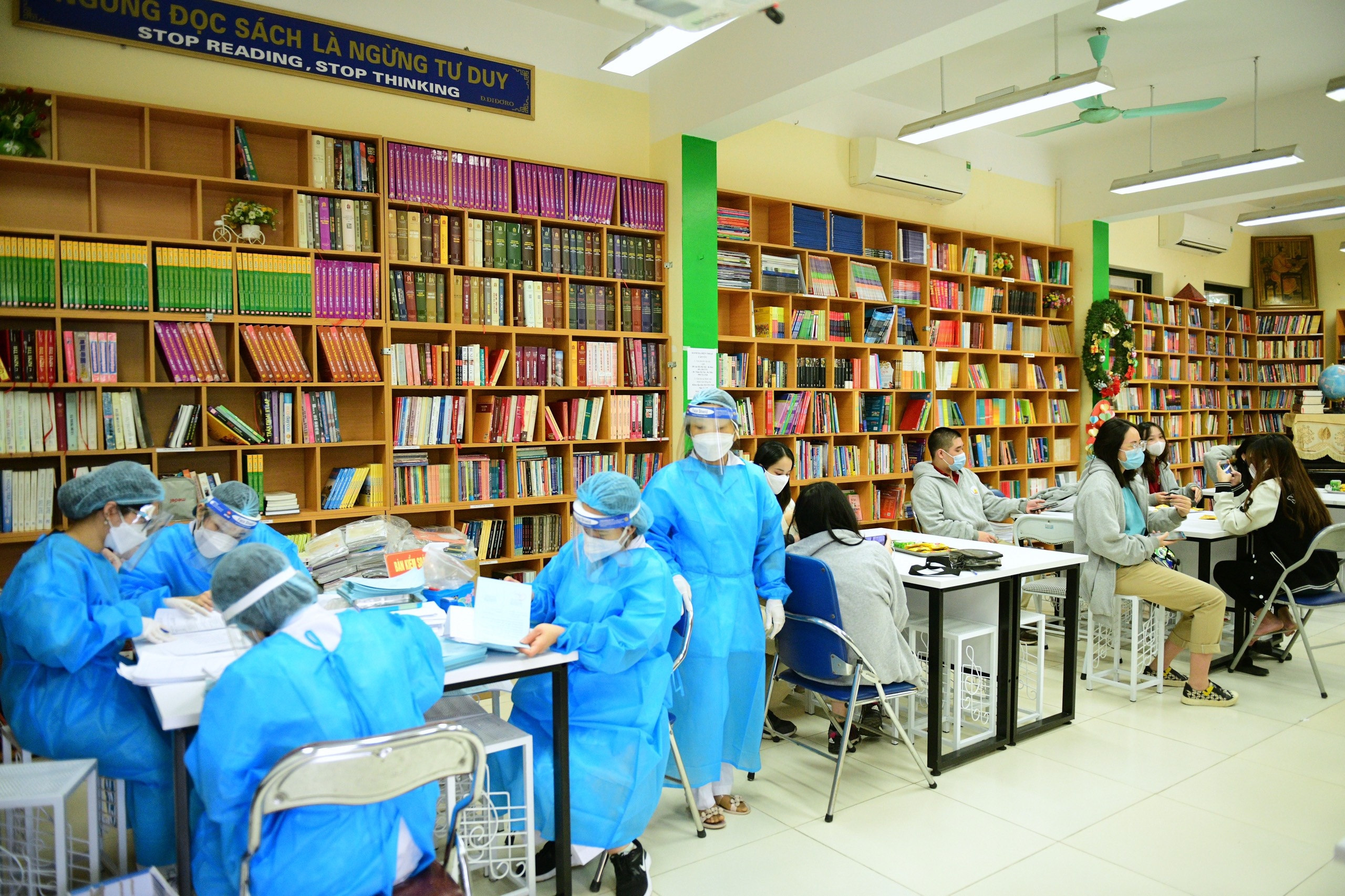 Tiem vaccine cho hoc sinh anh 10