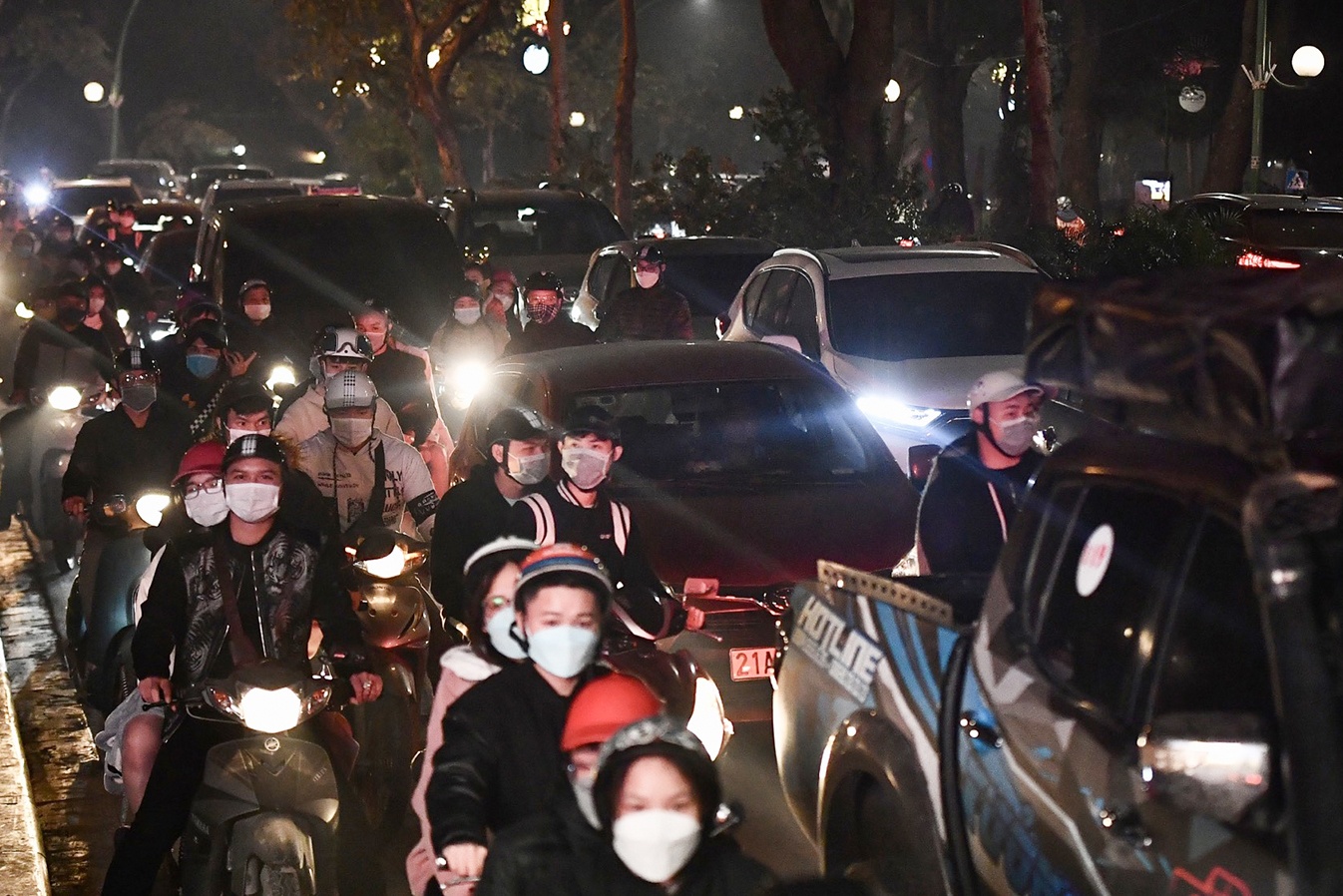 Nguoi dan Ha Noi ra duong don Noel hinh anh