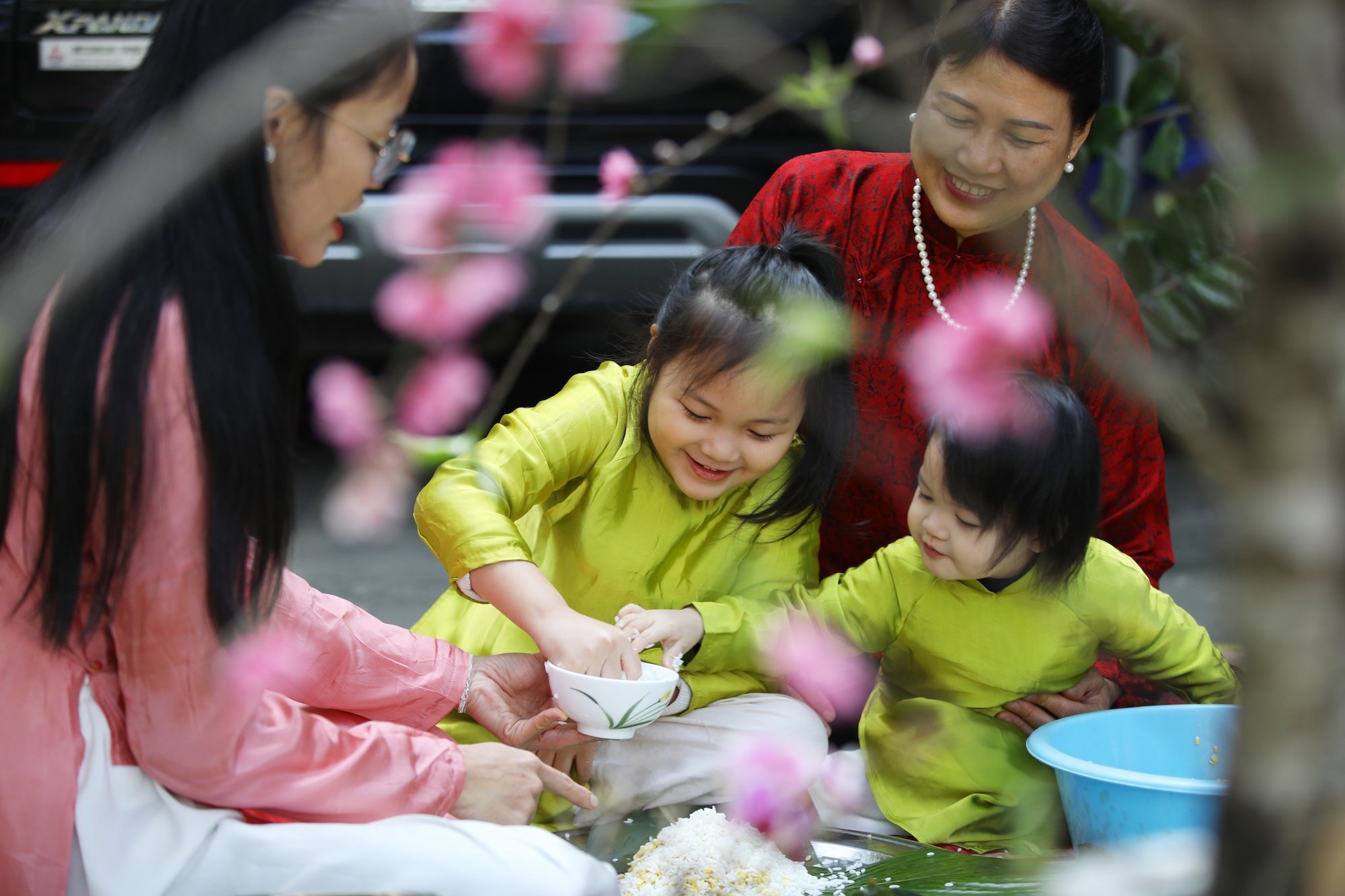 Tu Ha Noi ve que sum hop, goi banh chung Tet hinh anh