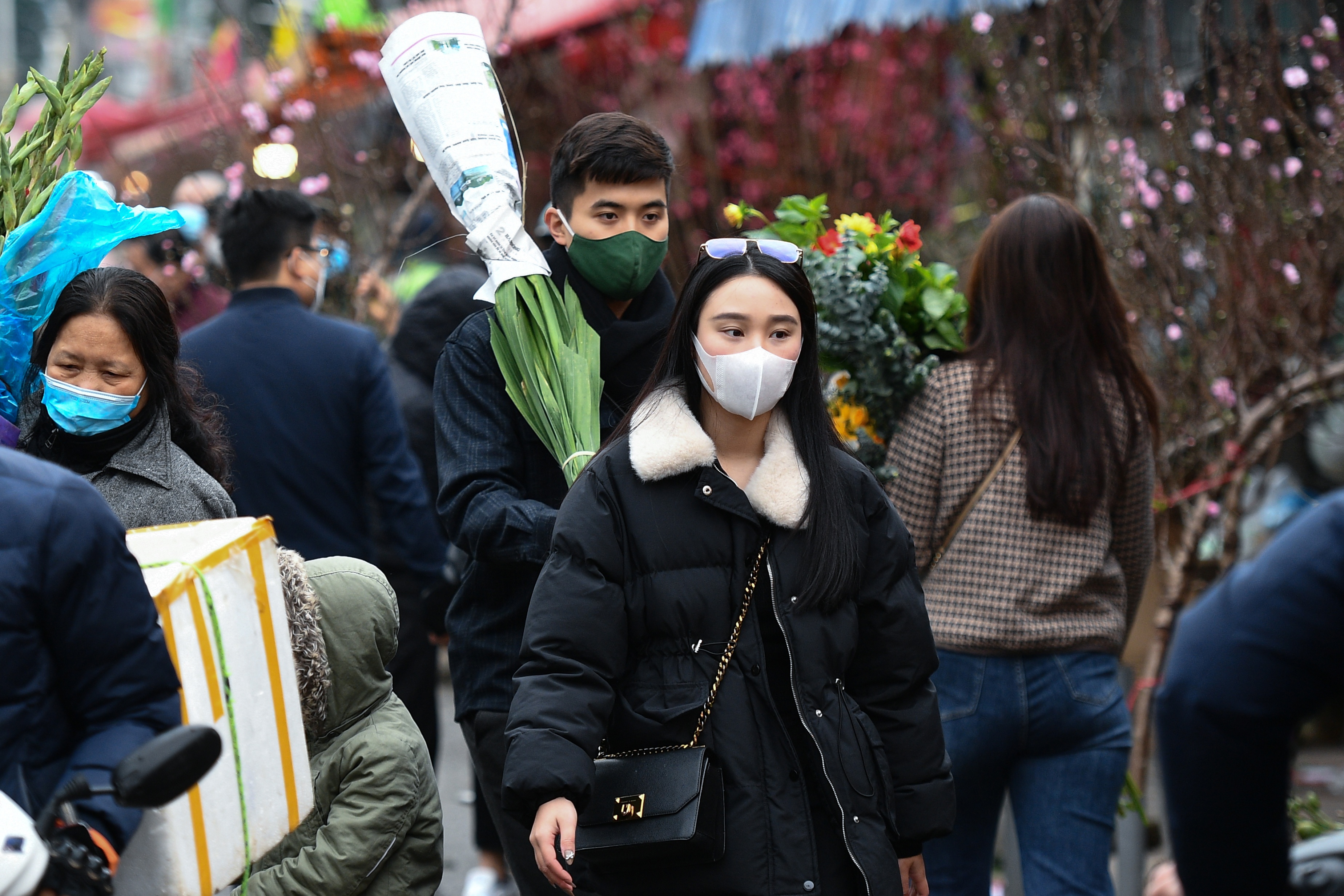 Nguoi dan do ve cac cho mua hoa gia re ngay 29 Tet hinh anh