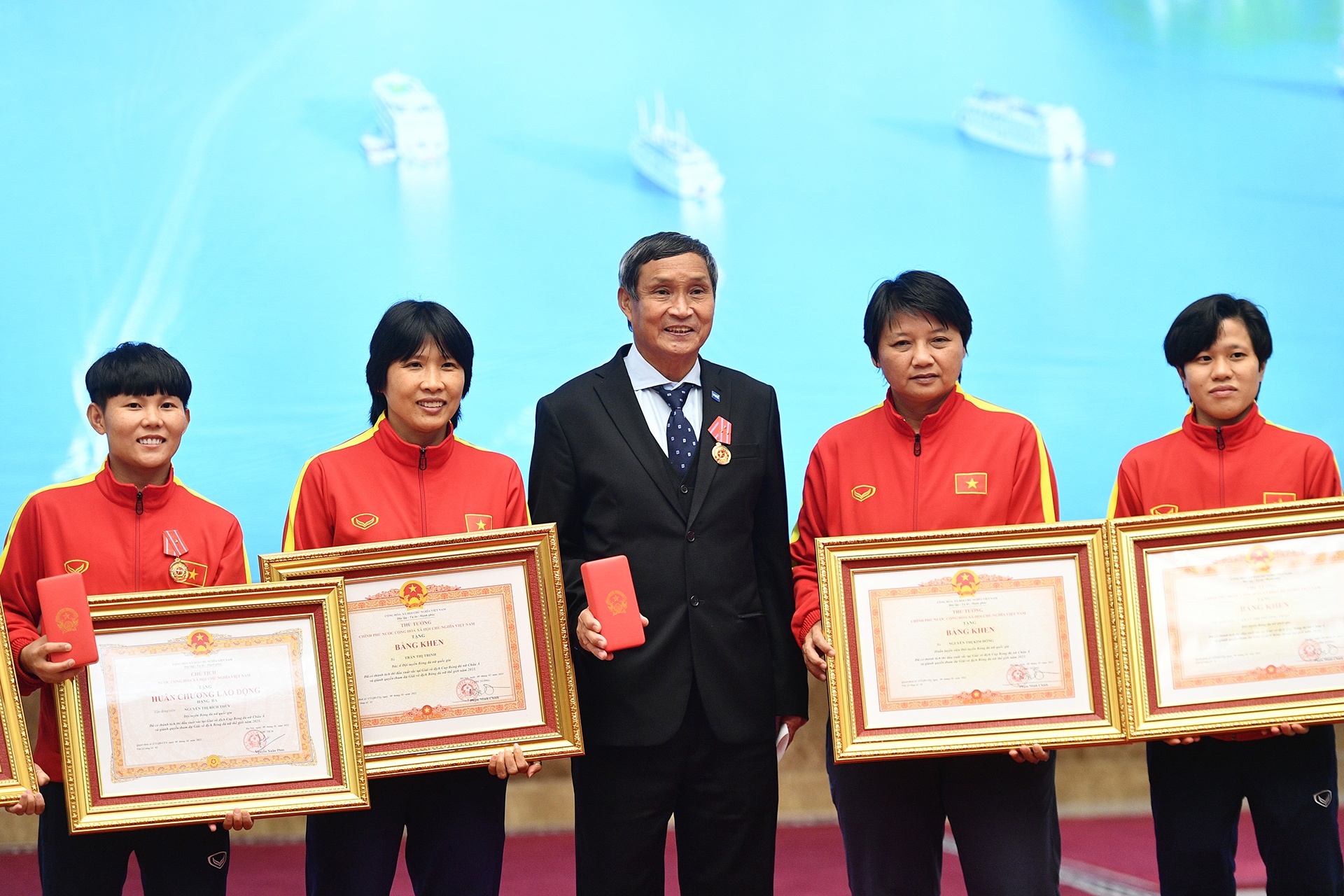 tuyen nu Viet Nam nhan huan chuong anh 10