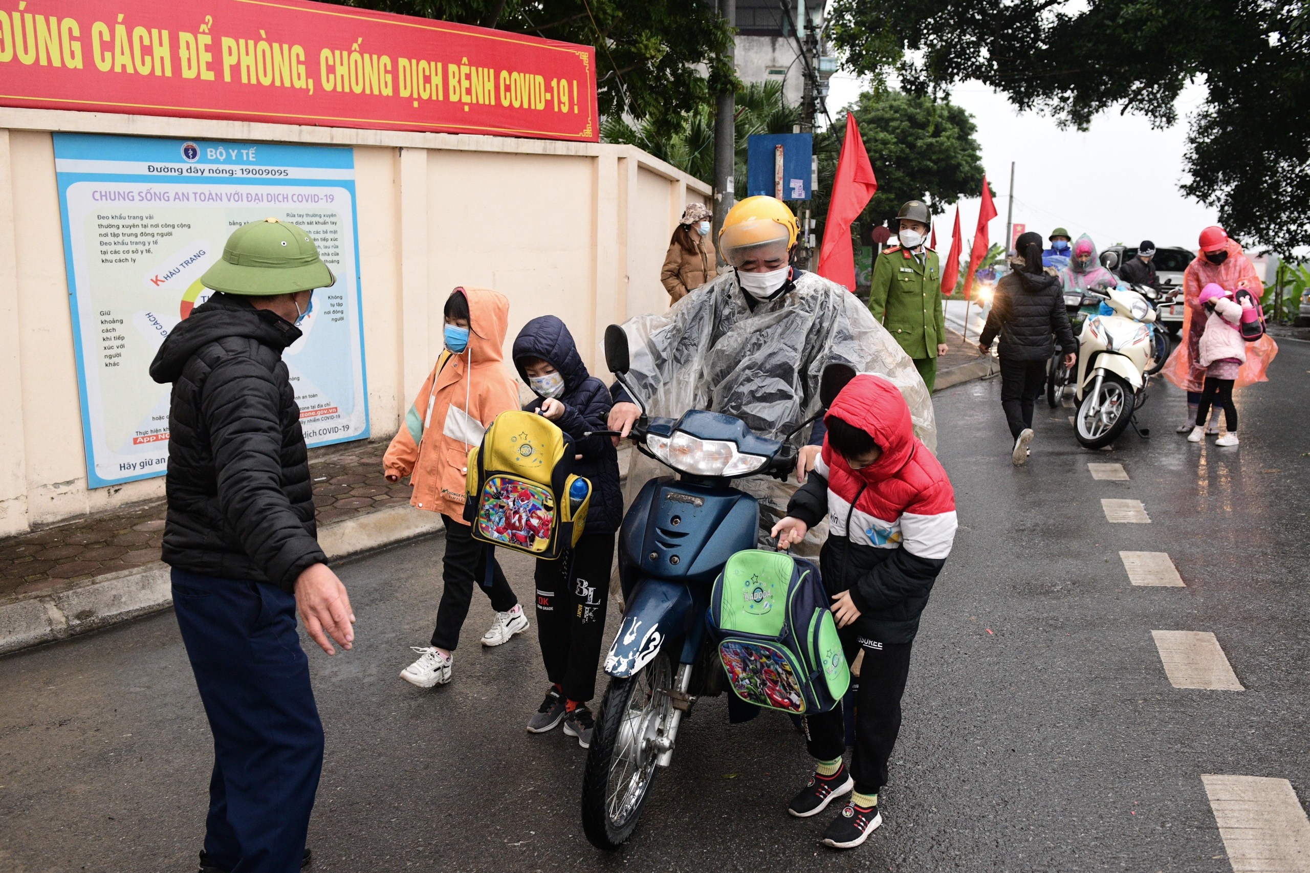 Hoc sinh tieu hoc den truong anh 1