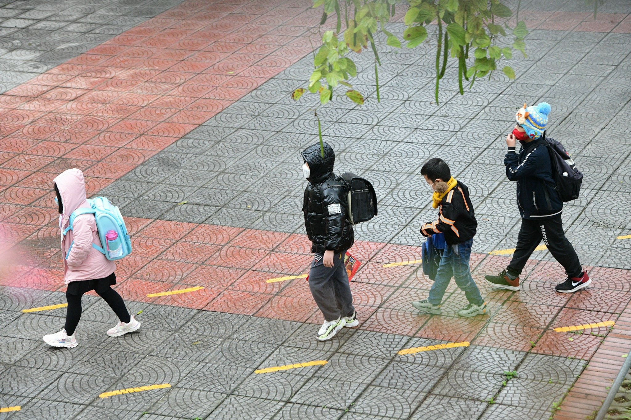 Hoc sinh tieu hoc den truong anh 4