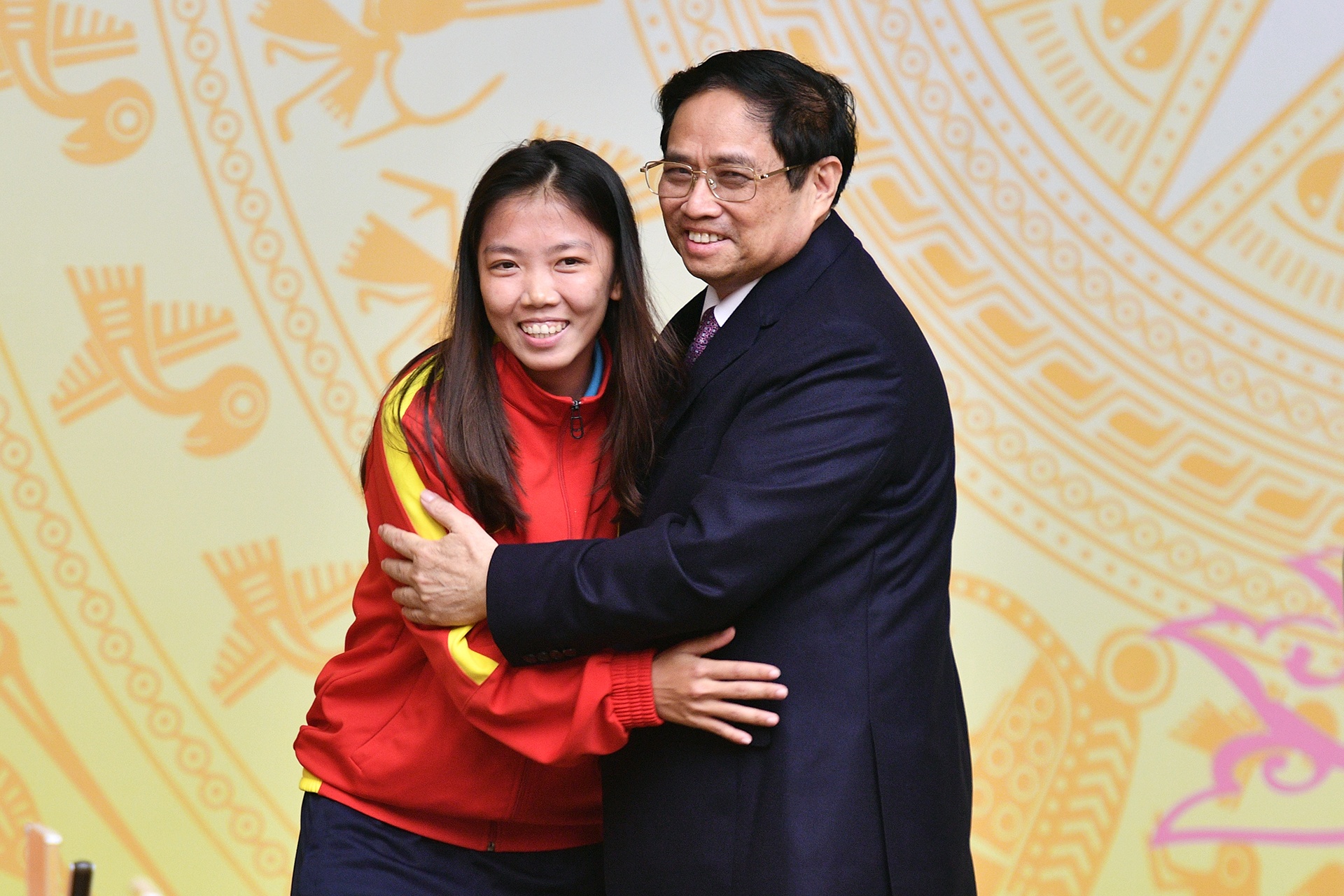 Thay tro HLV Mai Duc Chung nhan huan chuong tai Van phong Chinh phu hinh anh