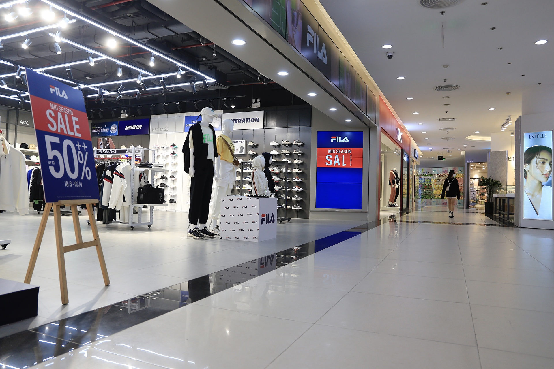 an uong trong trung tam thuong mai anh 1