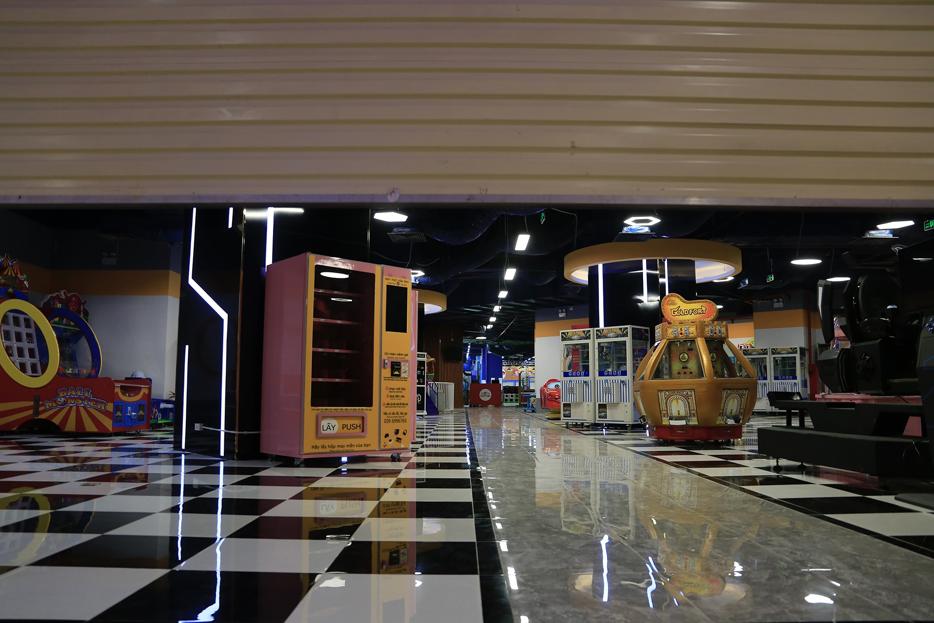 an uong trong trung tam thuong mai anh 7