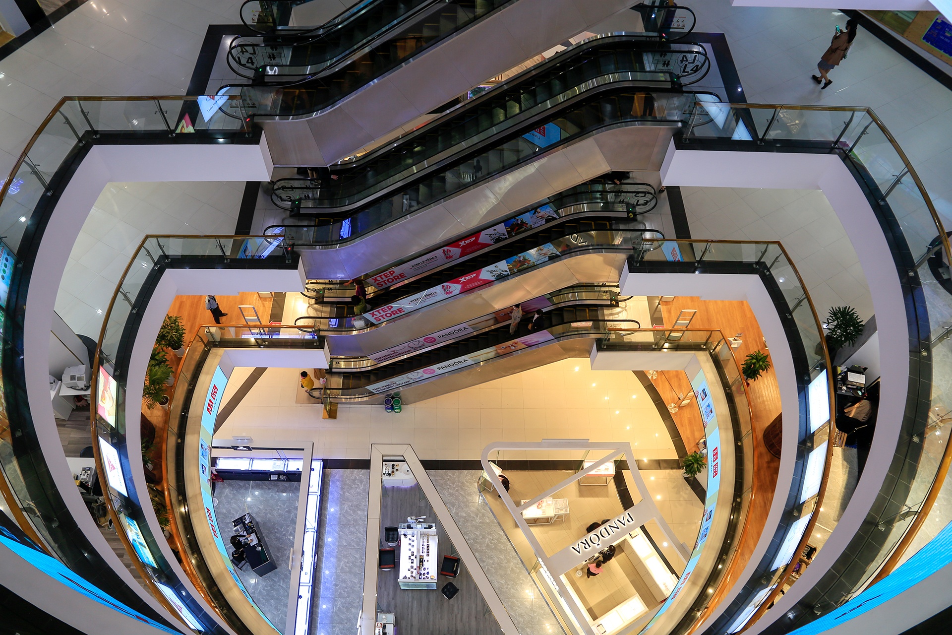 an uong trong trung tam thuong mai anh 2