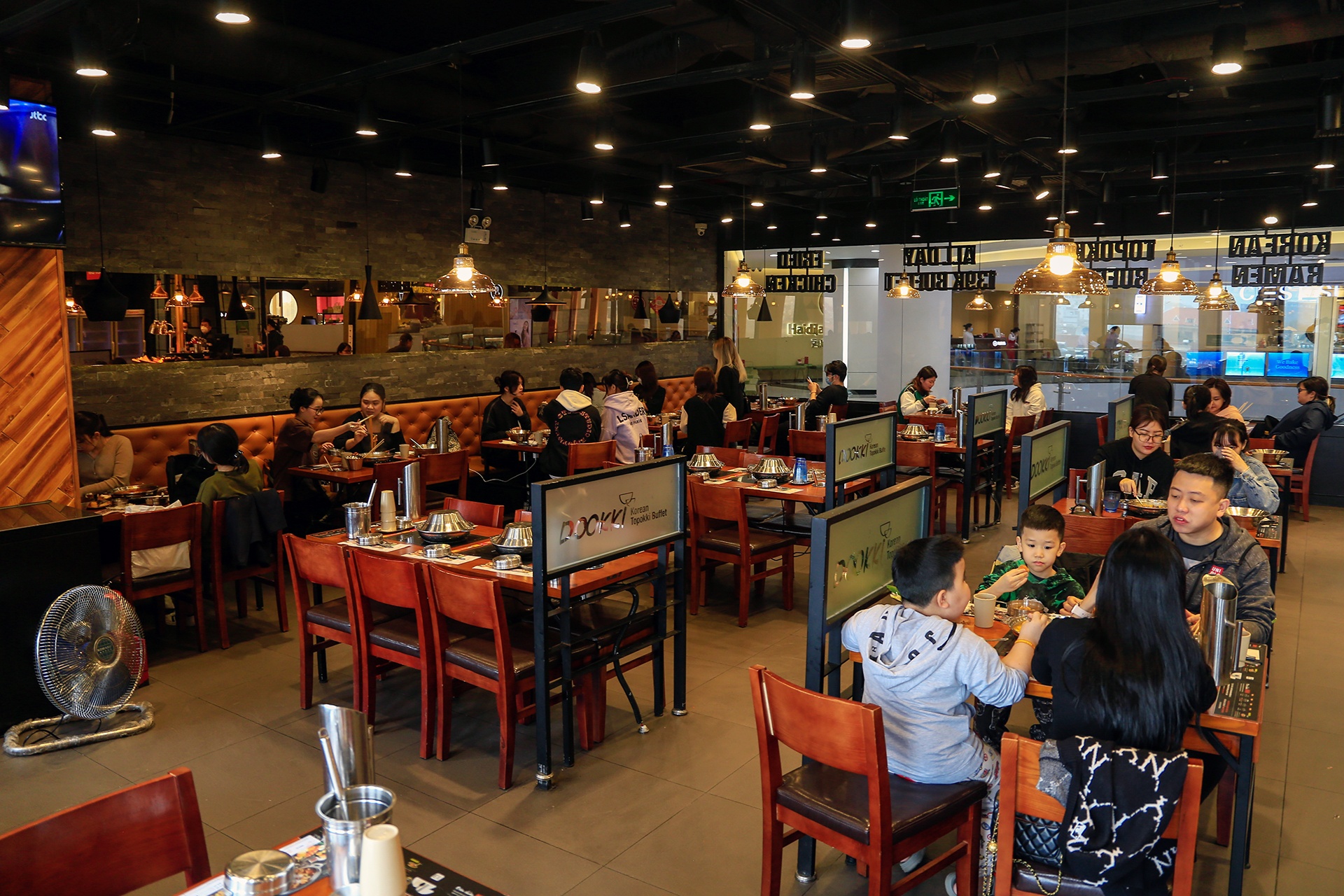 an uong trong trung tam thuong mai anh 3