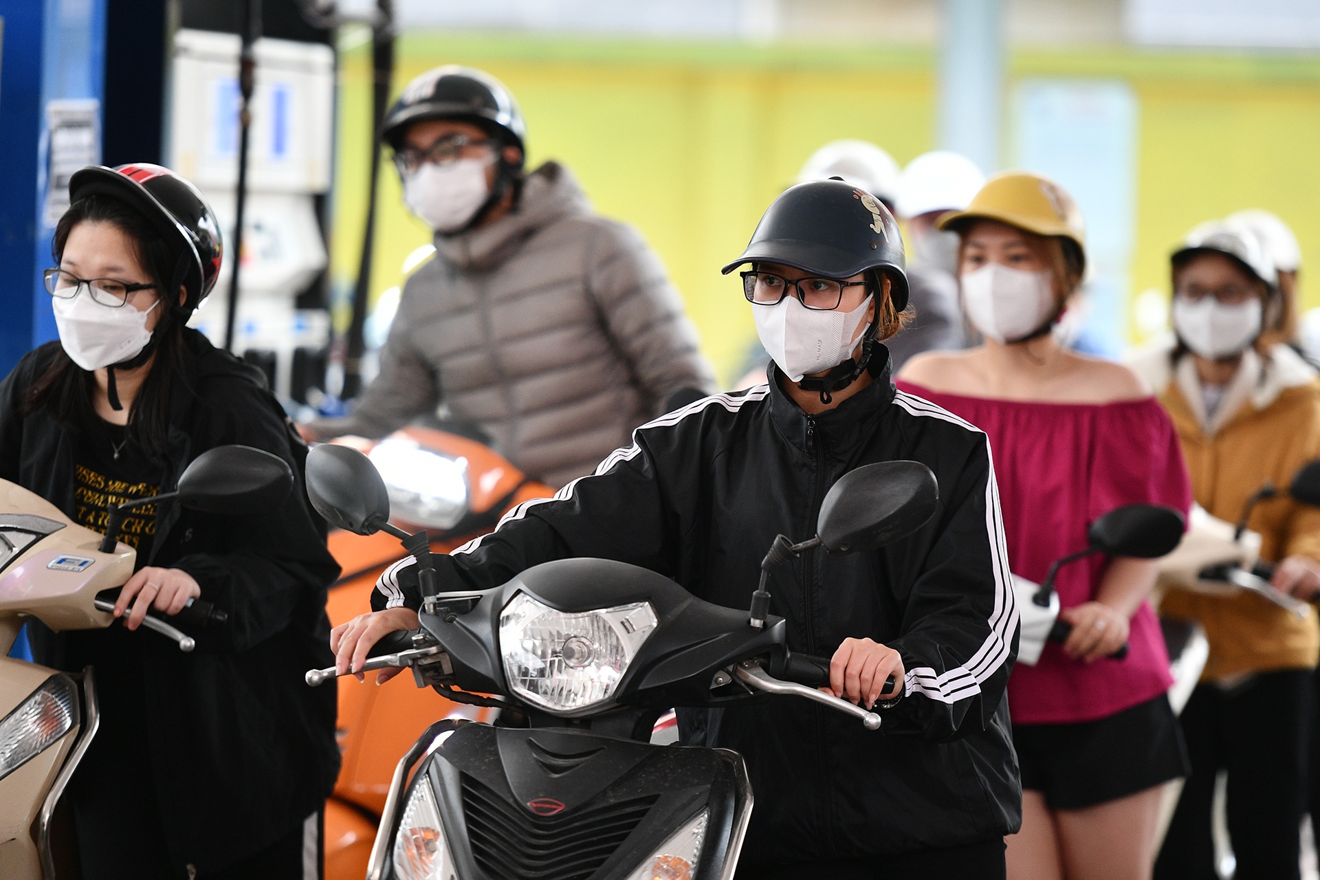 Nguoi dan un un do xang truoc ngay dieu chinh gia hinh anh