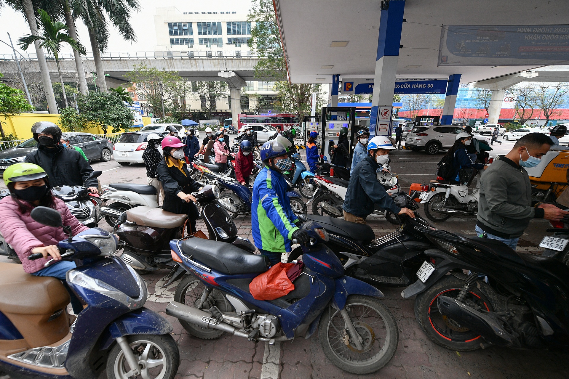 do xang truoc gio tang gia anh 1