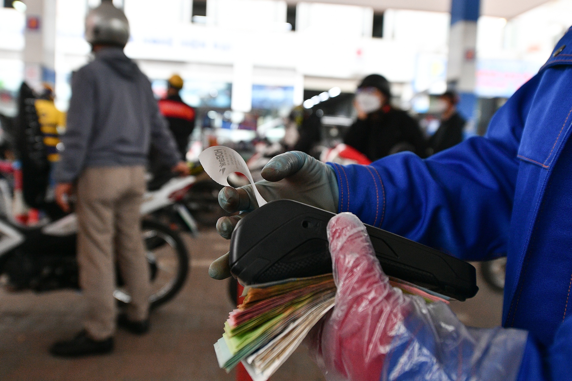 do xang truoc gio tang gia anh 13