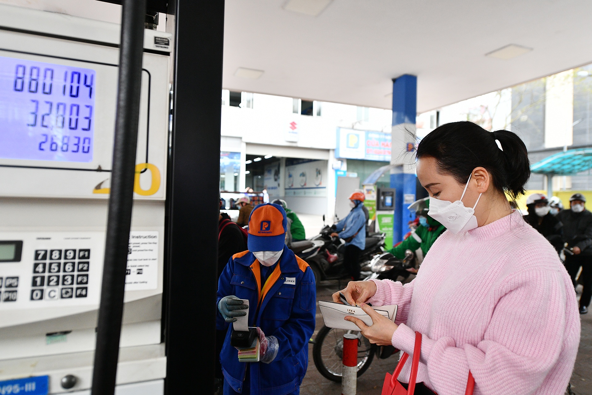 do xang truoc gio tang gia anh 10