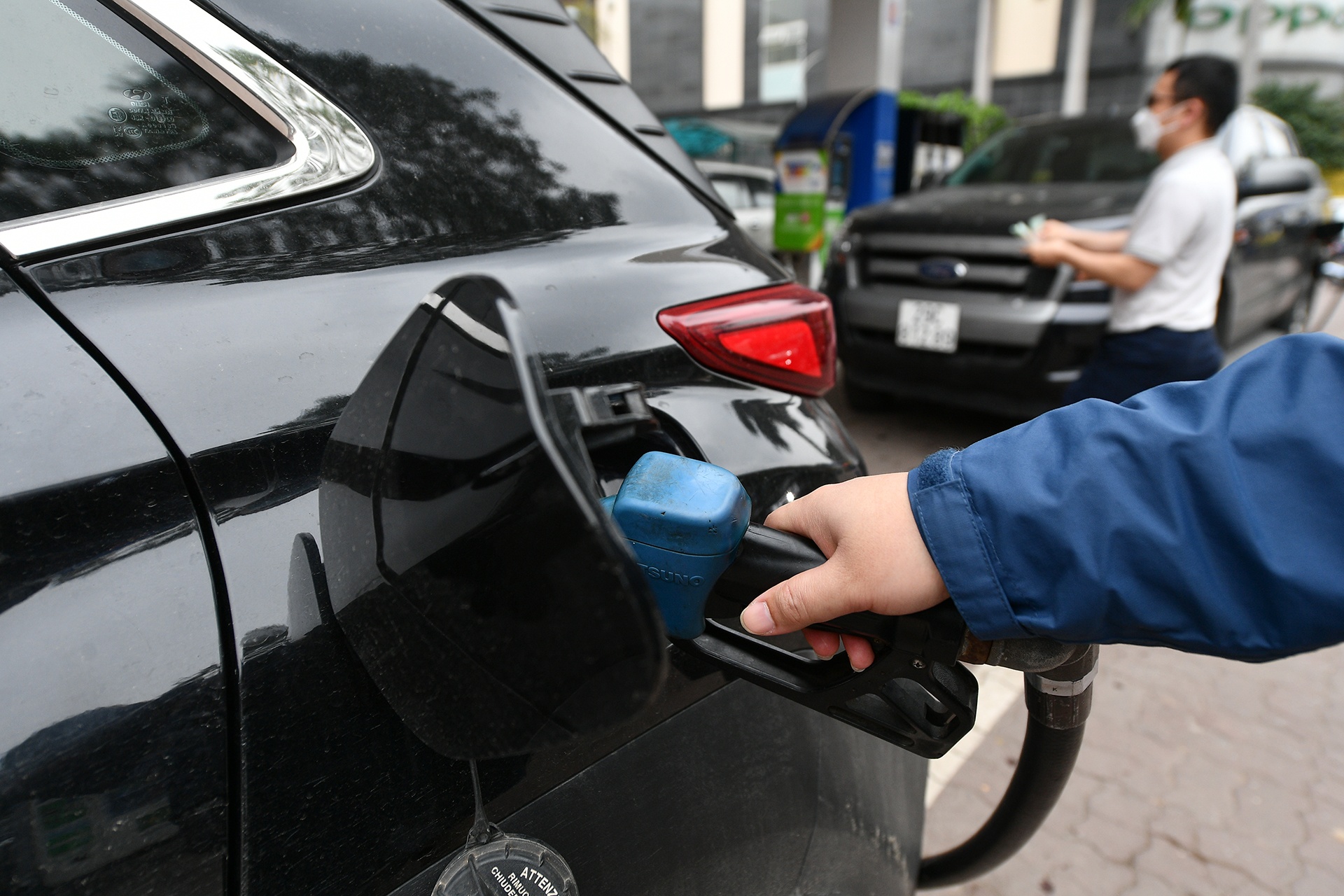 do xang truoc gio tang gia anh 5