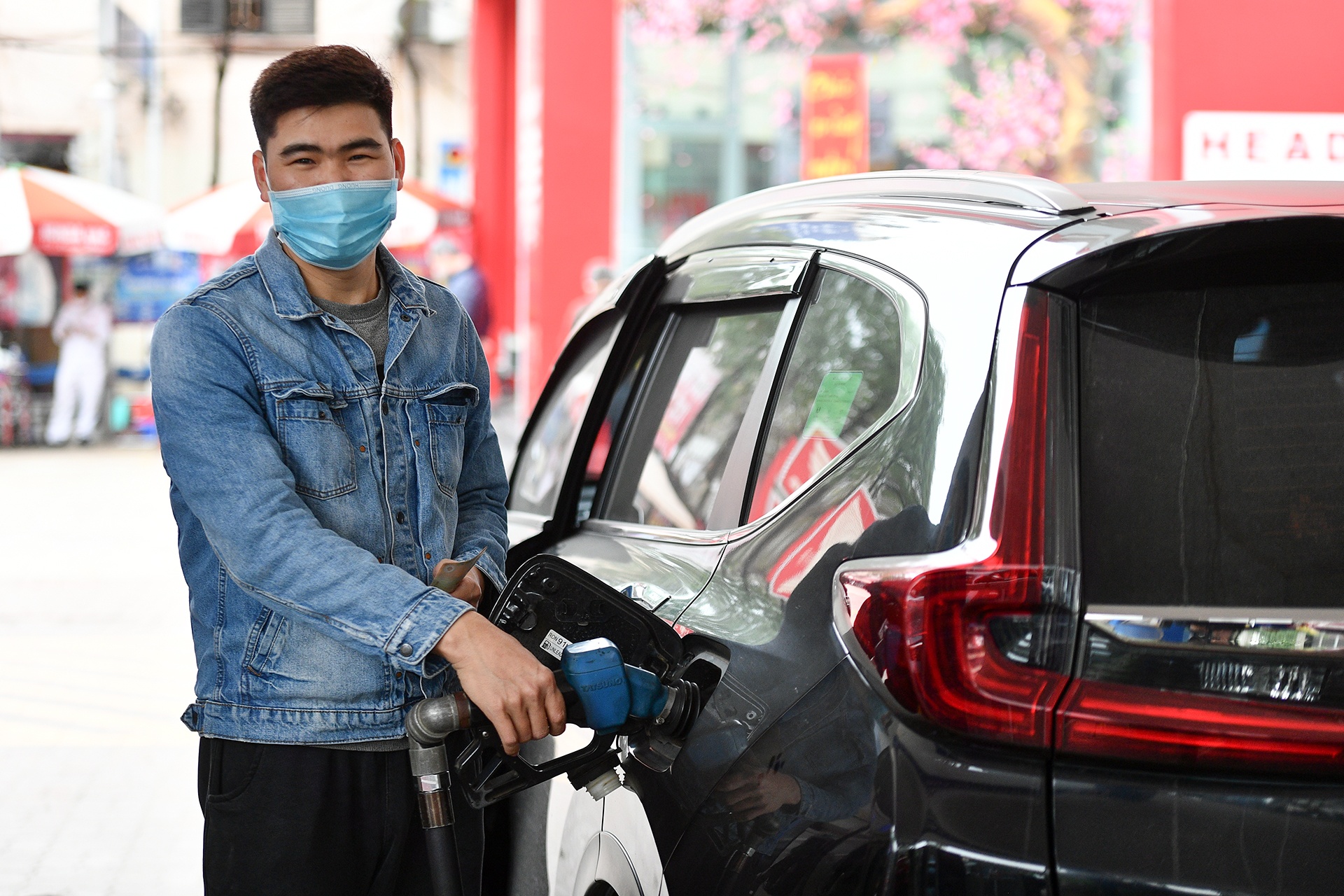 do xang truoc gio tang gia anh 6