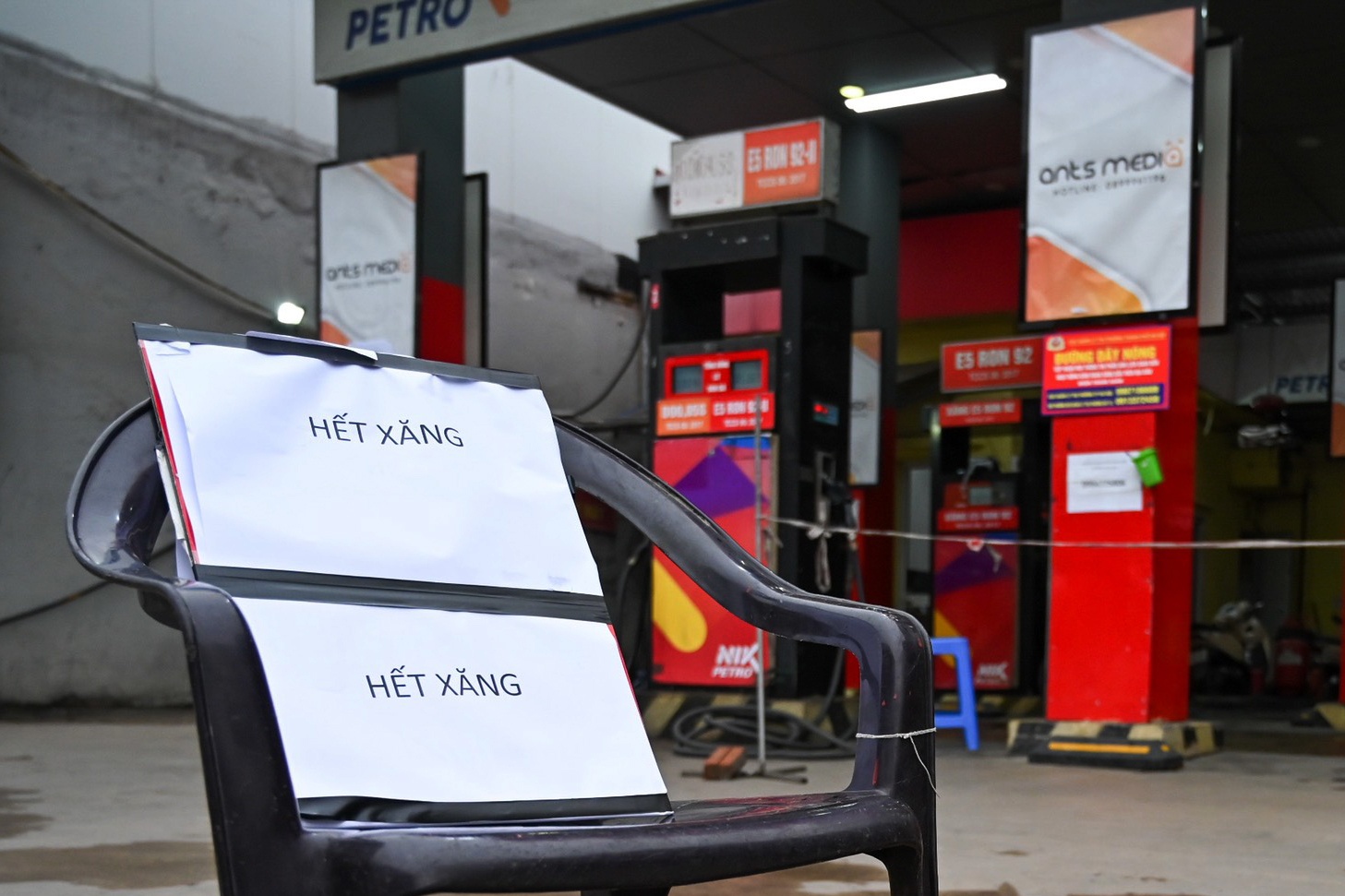 Nhieu cay xang o Ha Noi bao het hang truoc gio dieu chinh gia hinh anh