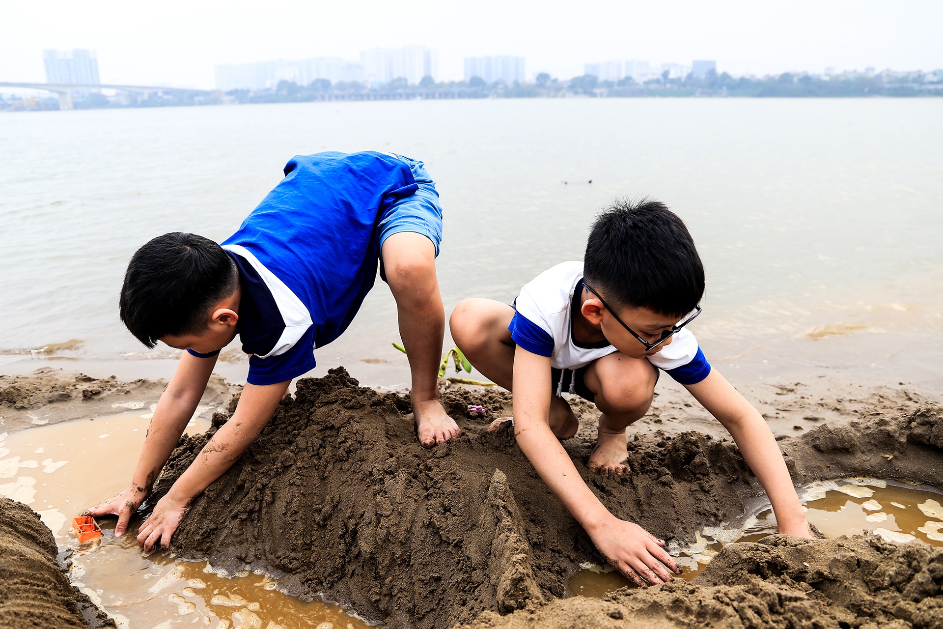 da ngoai o bai song Hong gan cau Vinh Tuy anh 10