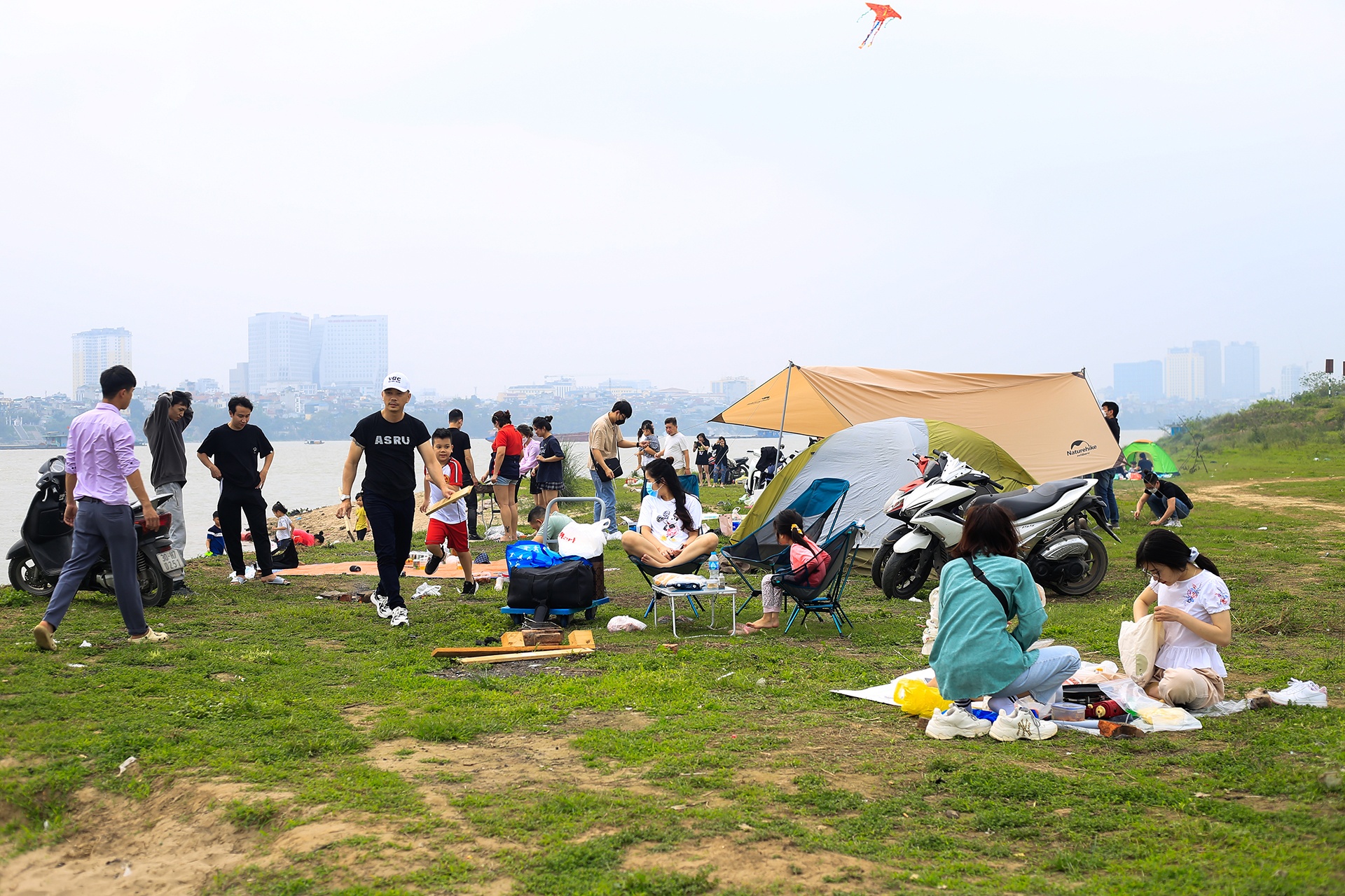 da ngoai o bai song Hong gan cau Vinh Tuy anh 1